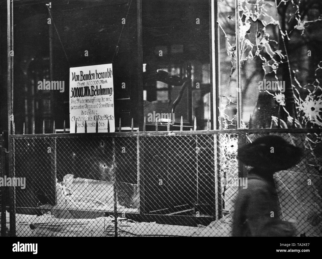Dans la vitrine d'un magasin détruit et pillé se bloque l'inscription : 'volé par les gangs, à propos de 300 000 marques, 30 000 points de récompense pour la restitution des biens volés à moi et l'identification des auteurs, ou 10  % de la valeur des objets" Banque D'Images