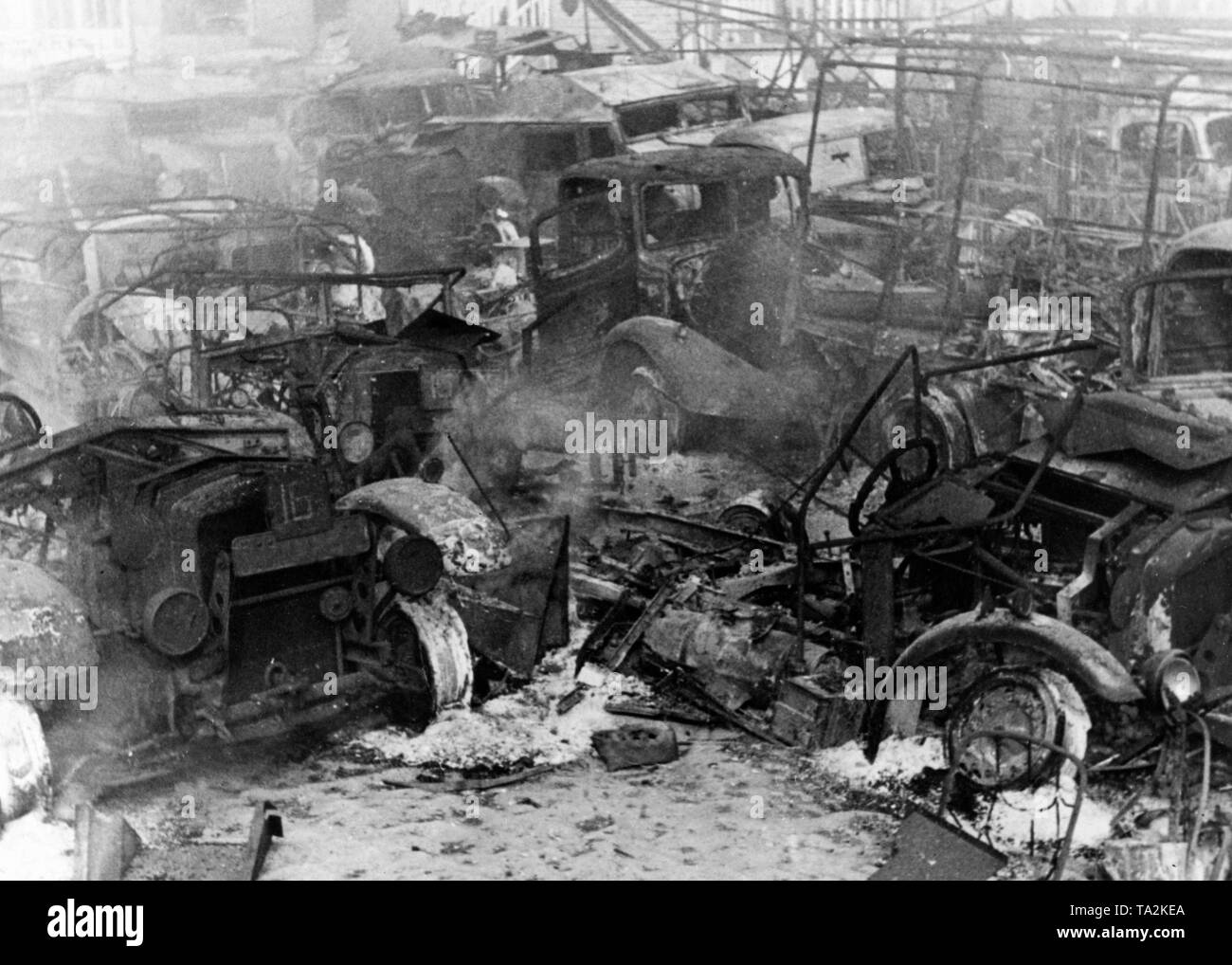 Matériel de guerre français détruits par les attaques de la Luftwaffe. Lieu inconnu en France, juin 1940. Banque D'Images