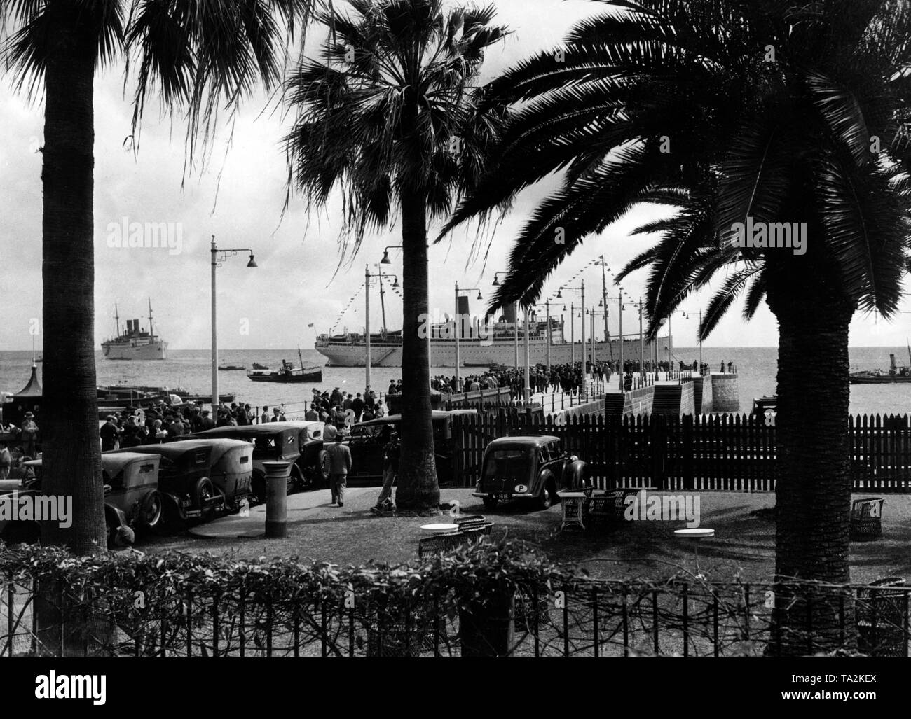 Les vacanciers de l'organisation Nazie "Kraft durch Freude" ('force par la joie") rendez-vous à bord du navire de croisière "Der Deutsche' après avoir passé du temps à Funchal, Madère. Banque D'Images