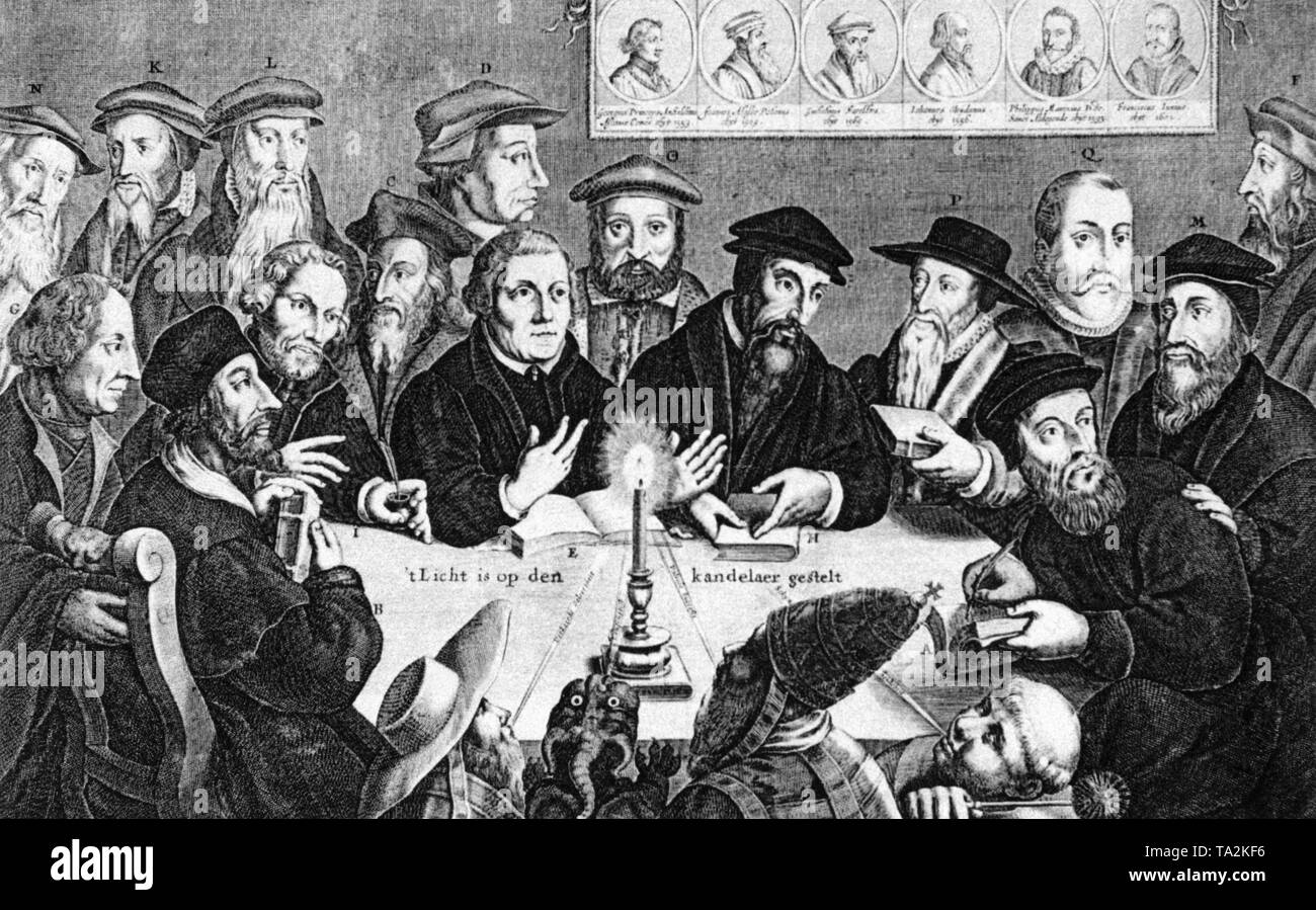 Martin Luther et Calvin, s'asseoir avec d'autres personnalités autour d'une table, au milieu de laquelle une bougie a été placé en tant que symbole de la vraie foi. Au premier plan, le diable, le pape, un cardinal et un moine essayer en vain d'éteindre la lumière. La gravure sur bois d'Amsterdam, vers 1620-1650 Banque D'Images