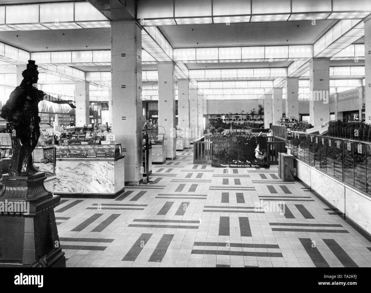 Le grand magasin Karstadt am Hermannplatz à Berlin a été conçu par l'architecte Philipp Schaefer et construit entre 1927 et 1929. Le grand magasin bâtiment a été l'un des plus connus en Europe. Banque D'Images