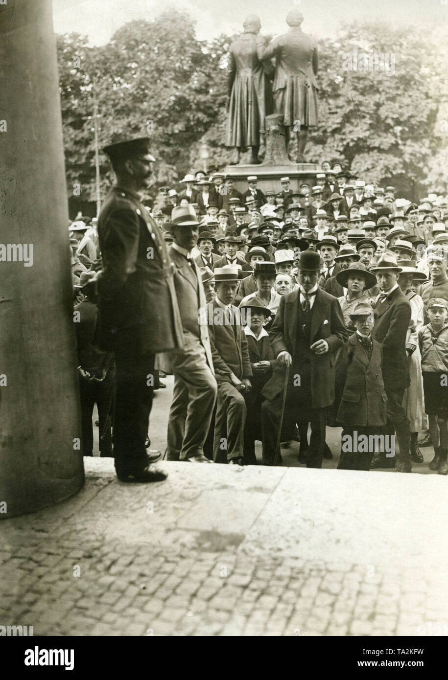 Les observateurs et délégués avant le Théâtre National de Weimar au cours d'une réunion de l'Assemblée nationale. Dans l'arrière-plan, le monument de Goethe et Schiller. Banque D'Images