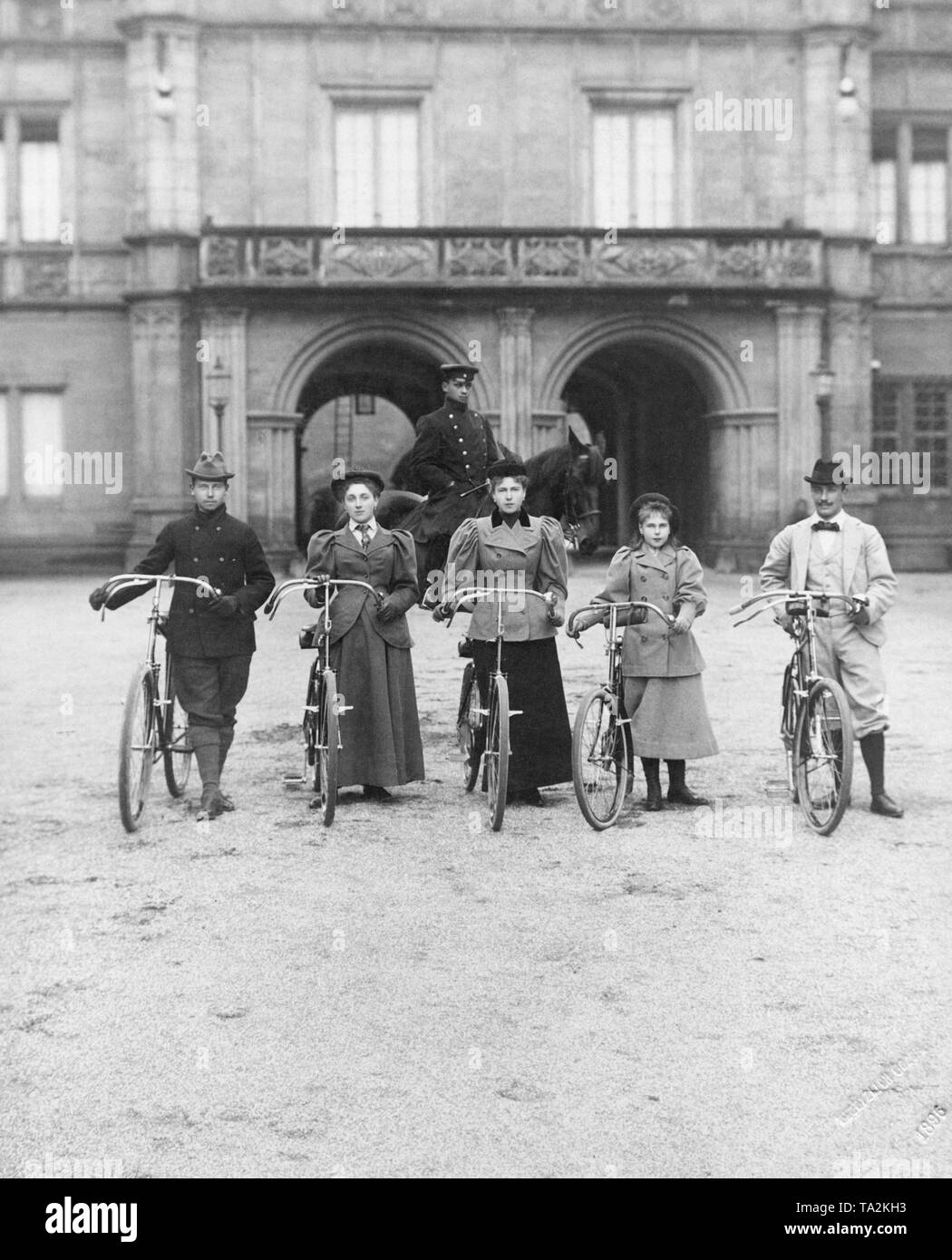 De gauche à droite : le Prince Alfred de Saxe-Cobourg-Gotha, Princesse Leopoldine de Ratibor, Princesse Alexandra et Princesse Béatrice de Saxe-Cobourg-Gotha, Prince Ernst II von Hohenlohe-langenbourg devant Château Ehrenburg à Coburg. Photo non datée. Banque D'Images
