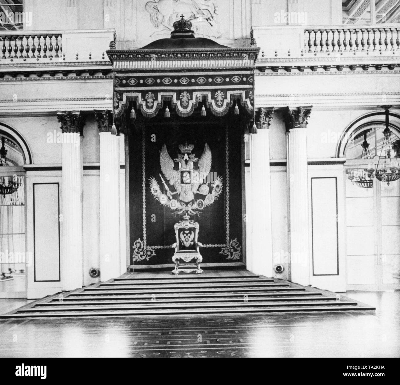Le trône de tsar russe Nicolas II dans la salle du trône du Palais d'hiver à Saint-Pétersbourg. Banque D'Images