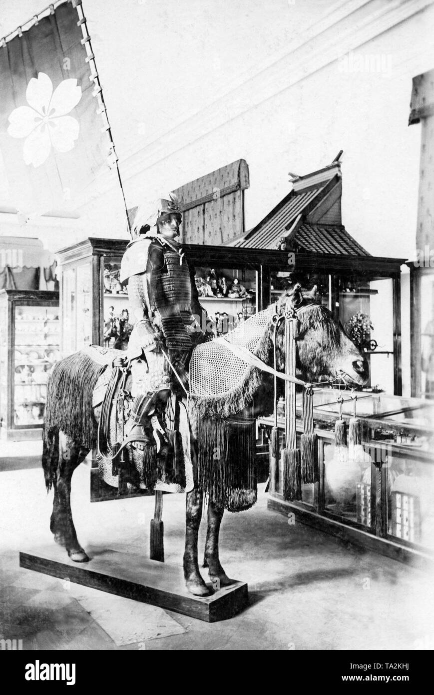 Un musée représentant un guerrier japonais à cheval dans le cabinet de curiosités du Musée ethnographique de Saint-Pétersbourg. Banque D'Images