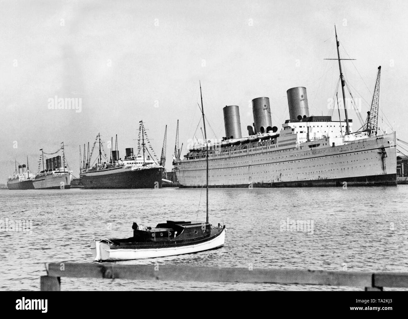 L'homérique, la Mauritanie, le Columbus et l'Empress of Britain (de l'arrière vers l'avant) se trouvent sur le quai dans le port de Southampton. Banque D'Images