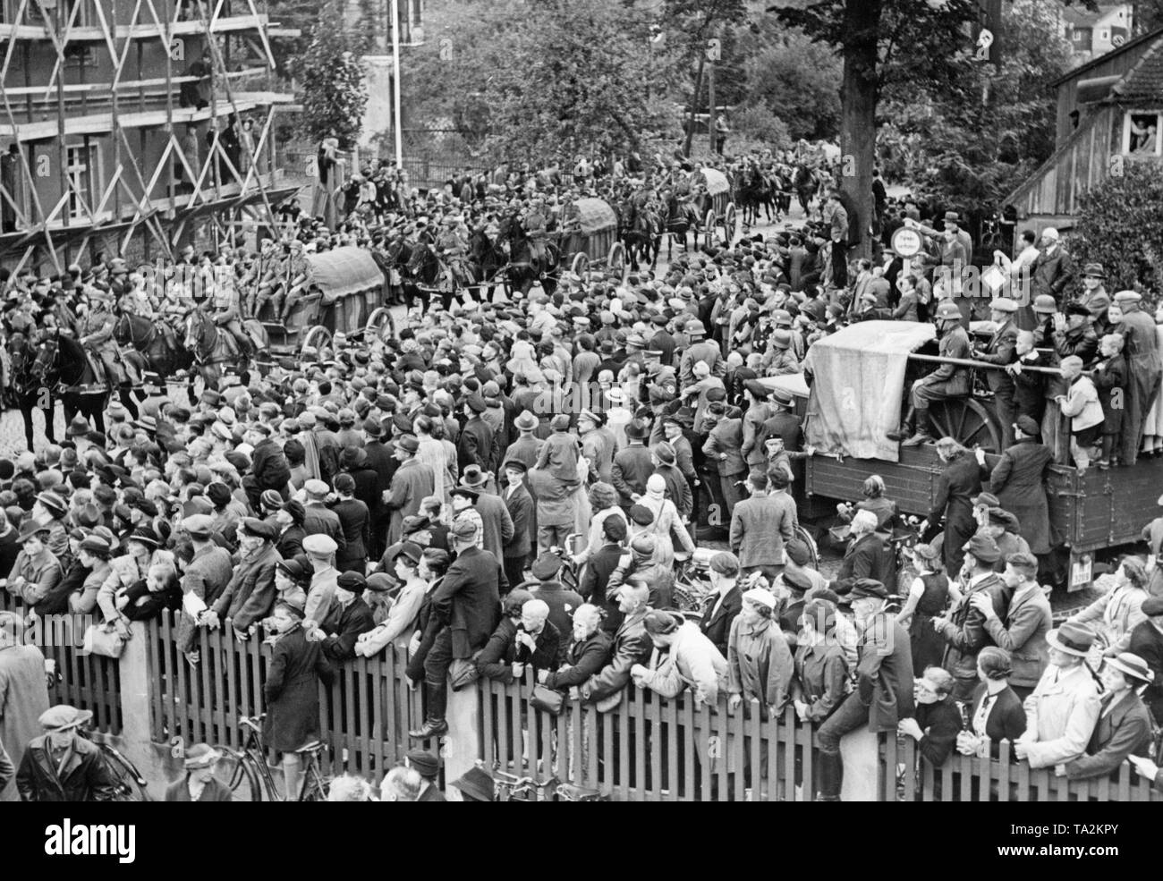 Les troupes allemandes franchissent la frontière à German-Czechoslovak ancien Ebersbach / Georgswalde (aujourd'hui Jirikov) le 2 octobre 1938. Les gens les saluer avec le salut nazi. Banque D'Images