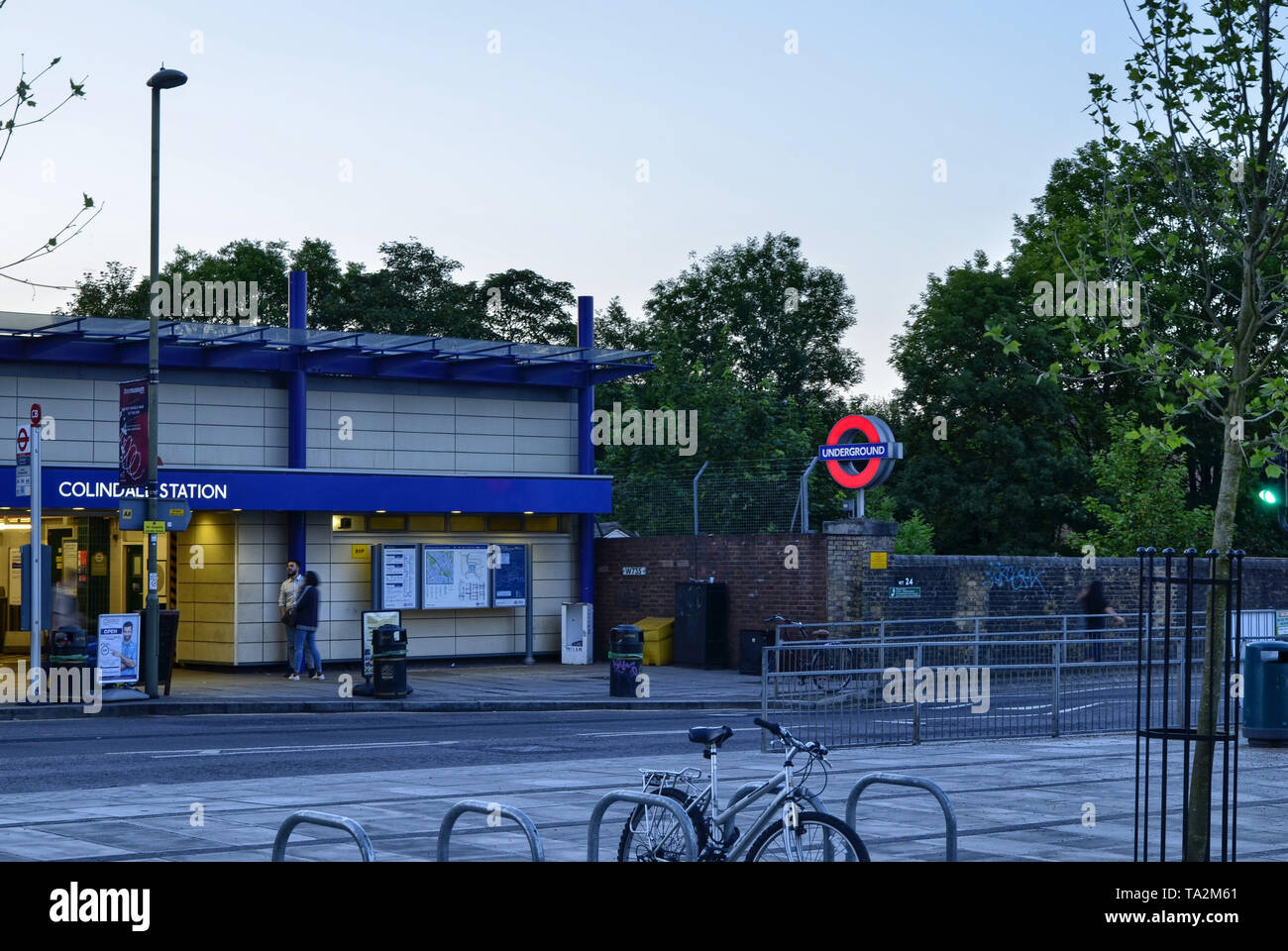 Londres, Royaume-Uni, 14 juin 2018. L'entrée de la station de métro Colindale, dans la banlieue de Londres. Au crépuscule du circ rouge Banque D'Images