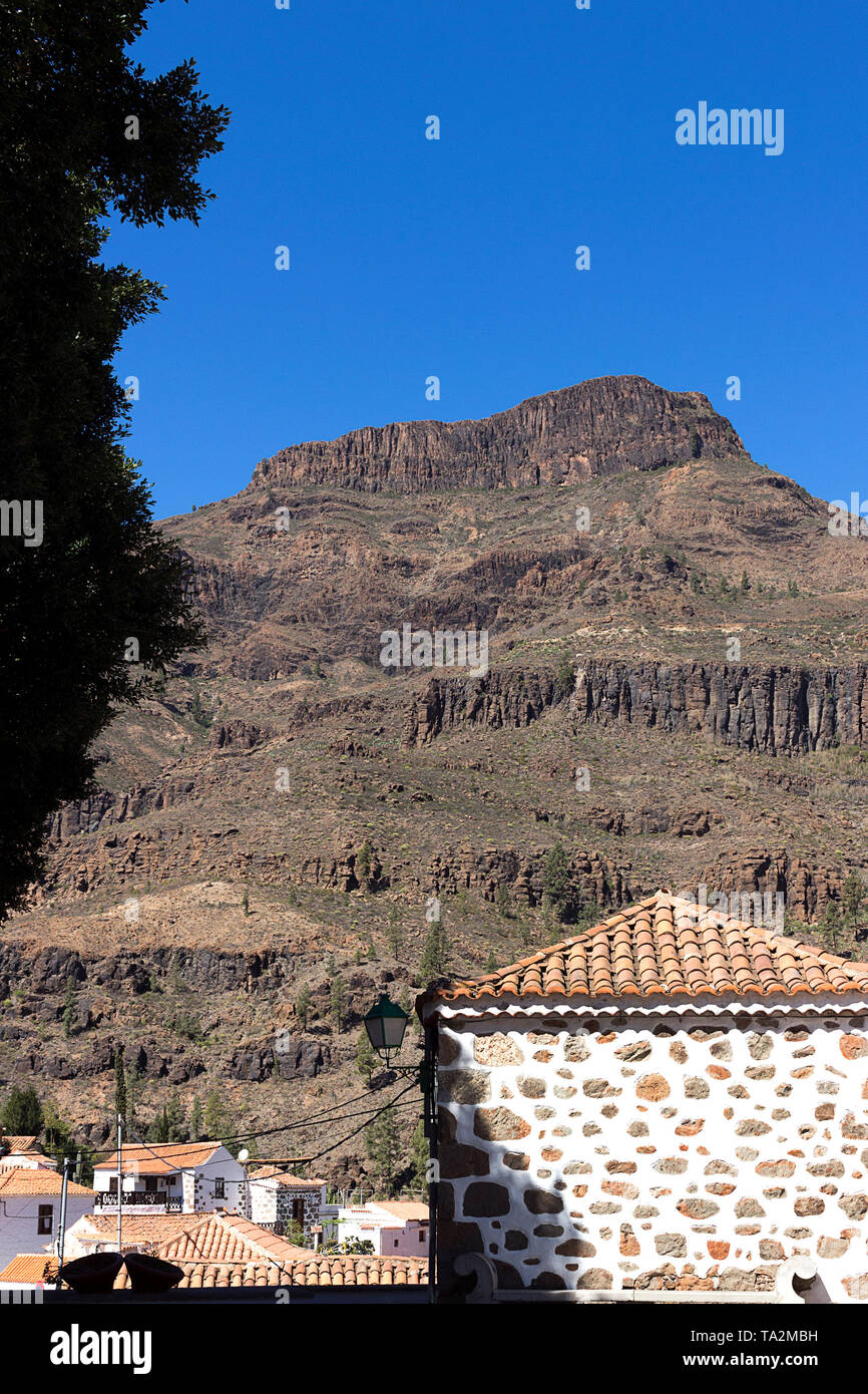 Gran Canaria, le village de montagne de Fataga, des Canaries maisons avec un toit de tuiles brunes. Canaries, Espagne Banque D'Images