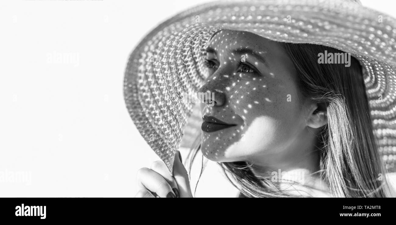 Portrait de profil Vue de côté rêveur heureux belle jeune femme avec chapeau à la route et souriant, holding hat, la lumière par hat falls sur le visage. L'Indo Banque D'Images