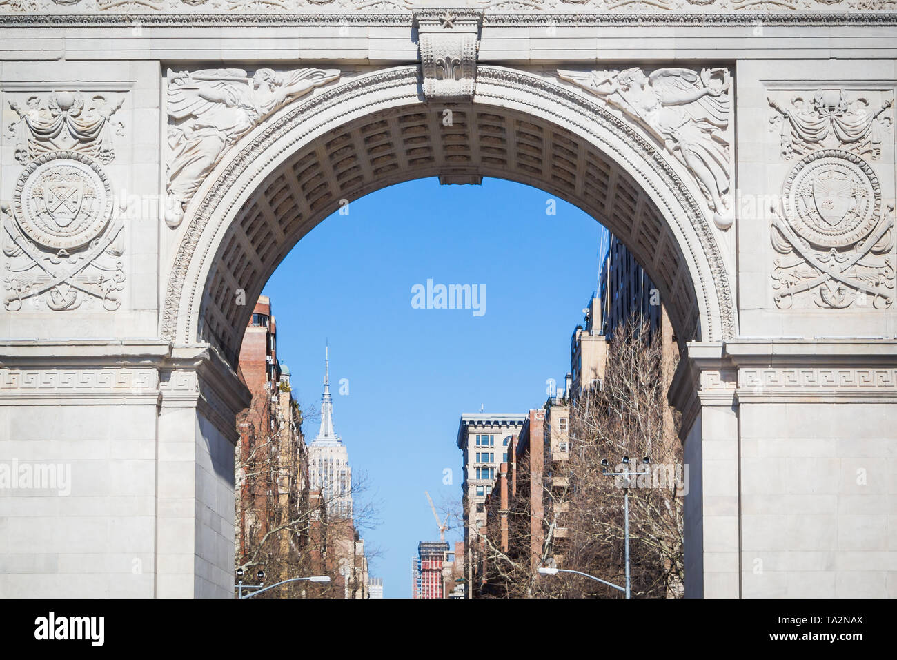 Gros plan de l'arche de Washington Square Park à Manhattan, sous un ciel bleu à New York Banque D'Images