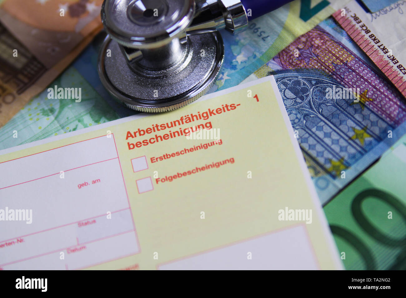 VIERSEN, ALLEMAGNE - le 20 mai. 2019 : l'incapacité de travail - Notion de coût stéthoscope et certificat de jaune (incapicity Arbeitsunfähigkeitsbeschei allemand : Banque D'Images