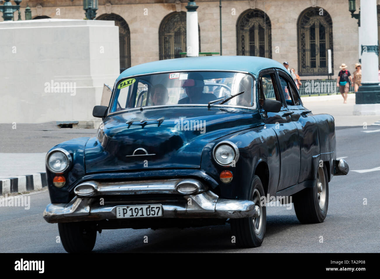 La Havane, Cuba - 25 juillet 2018 : un bleu classique 1050s location d'être utilisé comme un taxi roulant touristes autour de la vieille Havane Cuba. Banque D'Images