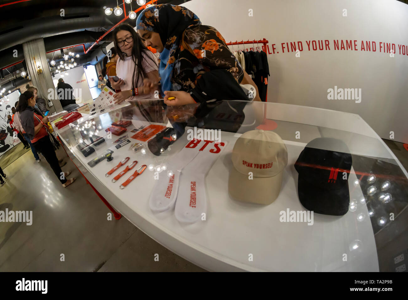 Fans du Coran K-pop shop BTS pour oemerchâ « bande€ dans un magasin dans le quartier de Chelsea, New York le mercredi 15 mai, 2019. Le garçon coréen populaire-bande est apparu en direct sur Good Morning America et participera à la stade MetLife dans le New Jersey au cours de la fin de semaine. (Â© Richard B. Levine) Banque D'Images