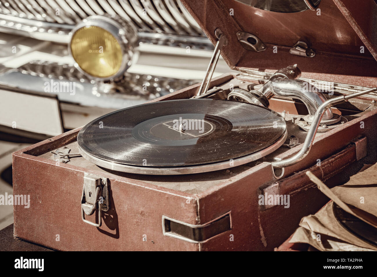 Vintage vinyl record player par la voiture rétro. Banque D'Images