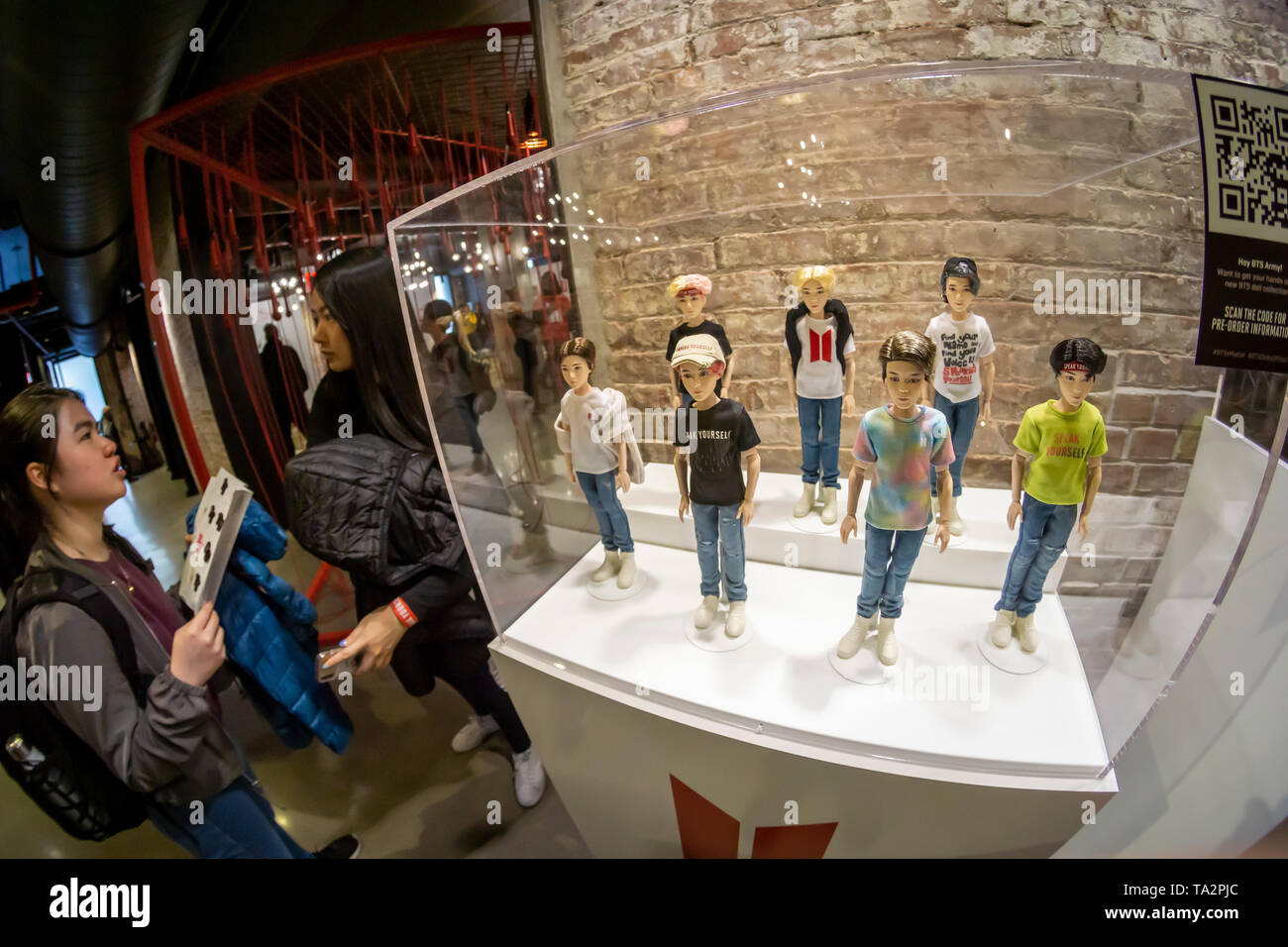 Fans du Coran K-pop shop BTS pour band "merch" à un magasin dans le quartier de Chelsea, New York le mercredi 15 mai, 2019. Le garçon coréen populaire-bande est apparu en direct sur Good Morning America et participera à la stade MetLife dans le New Jersey au cours de la fin de semaine. (© Richard B. Levine) Banque D'Images
