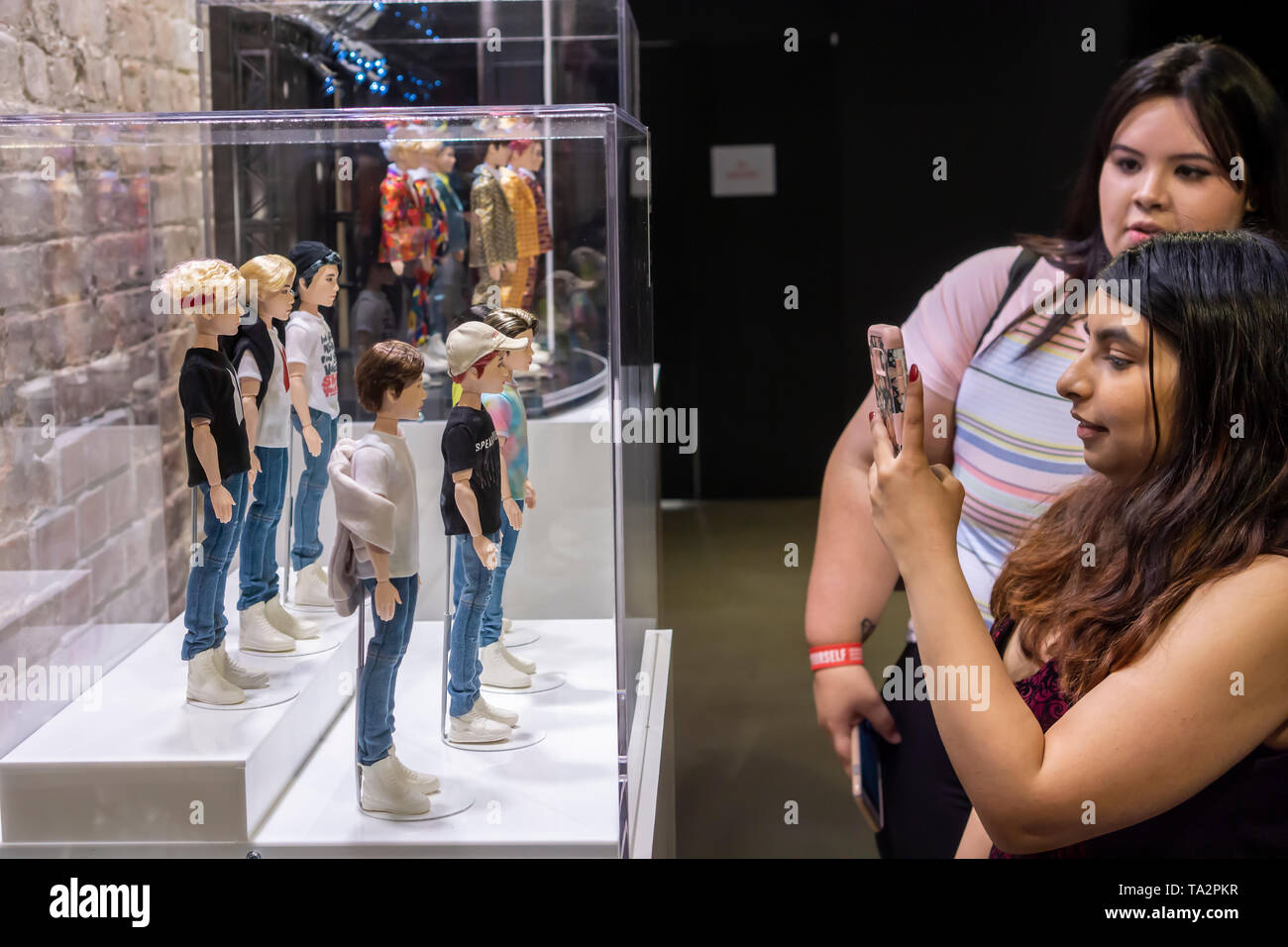 Fans du Coran K-pop shop BTS pour oemerchâ « bande€ dans un magasin dans le quartier de Chelsea, New York le mercredi 15 mai, 2019. Le garçon coréen populaire-bande est apparu en direct sur Good Morning America et participera à la stade MetLife dans le New Jersey au cours de la fin de semaine. (Â© Richard B. Levine) Banque D'Images