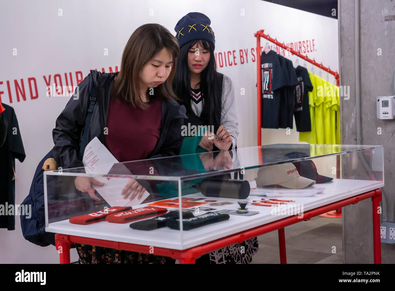 Fans du Coran K-pop shop BTS pour band "merch" à un magasin dans le quartier de Chelsea, New York le mercredi 15 mai, 2019. Le garçon coréen populaire-bande est apparu en direct sur Good Morning America et participera à la stade MetLife dans le New Jersey au cours de la fin de semaine. (© Richard B. Levine) Banque D'Images