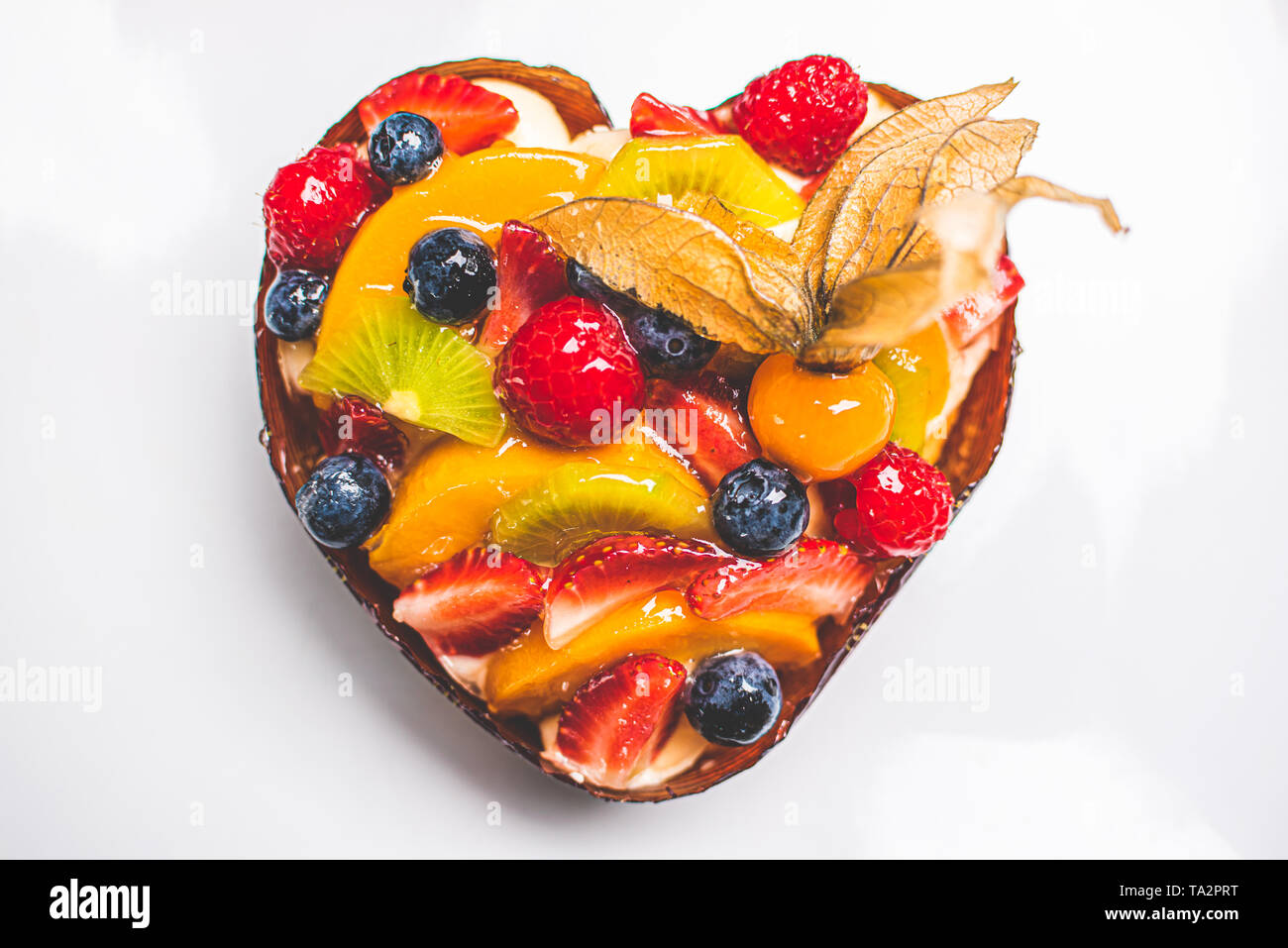 Fruits En Forme De Coeur Tarte Aux Fruits Gateau Mousseline Sur Fond Blanc Sur La Table Arriere Plan De Confiserie En Bonne Sante Photo Stock Alamy