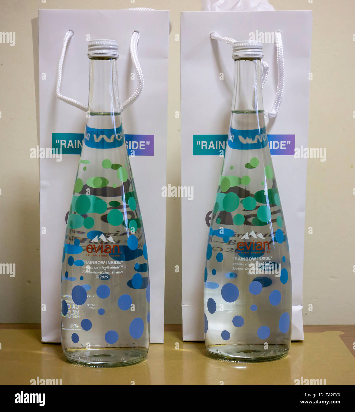 Virgil Abloh Evian X designer collection de bouteilles leur fenetre pop up dans le quartier de Tribeca de New York le jeudi 9 mai 2019. L edition limitee de bouteilles recherches des collectionneurs s...