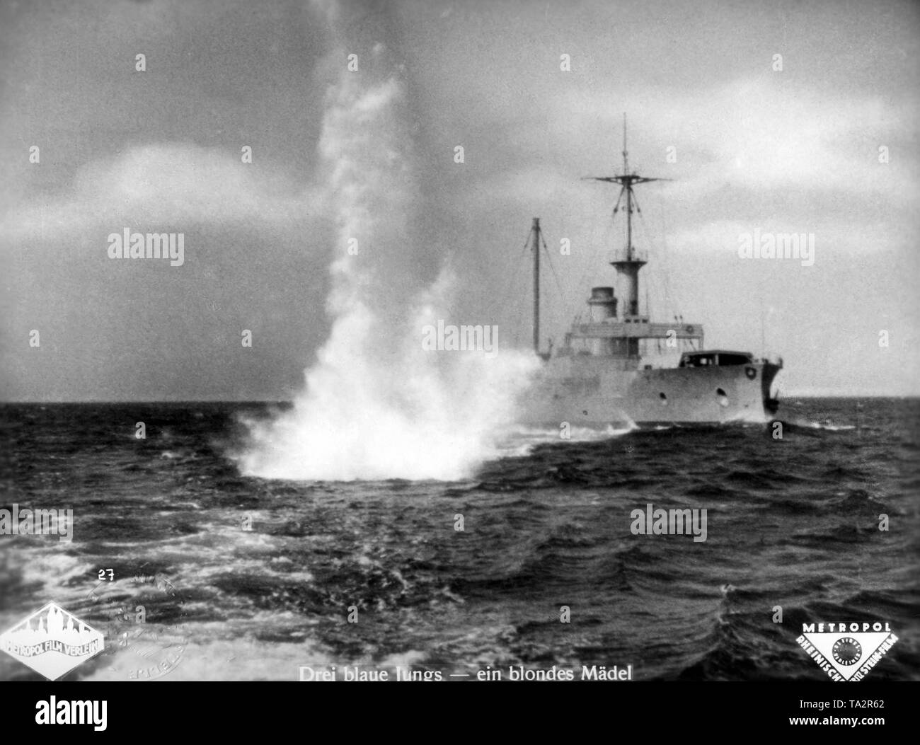 Exercice de tir sur la mer Baltique, sur un navire cible. Filmstill de 'Trois Bluejackets et une blonde', un film sur trois jeunes marins. L'un des rôles principaux est joué par Heinz Ruehmann. Banque D'Images