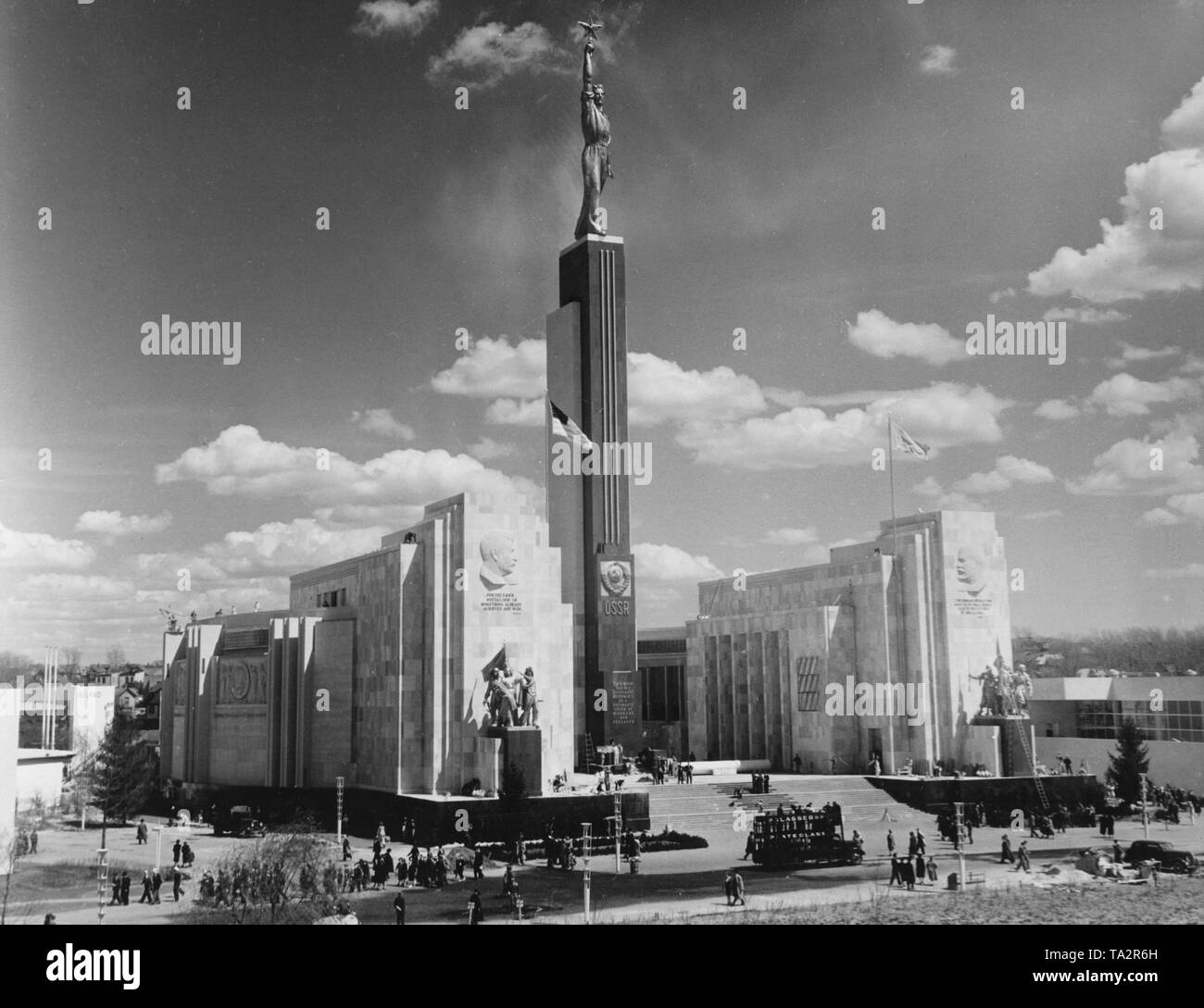 Vue sur le pavillon soviétique de l'exposition. Autant de portraits de secours de Joseph Staline et Lénine Vladimir Ilitch ornent les façades des bâtiments. Banque D'Images