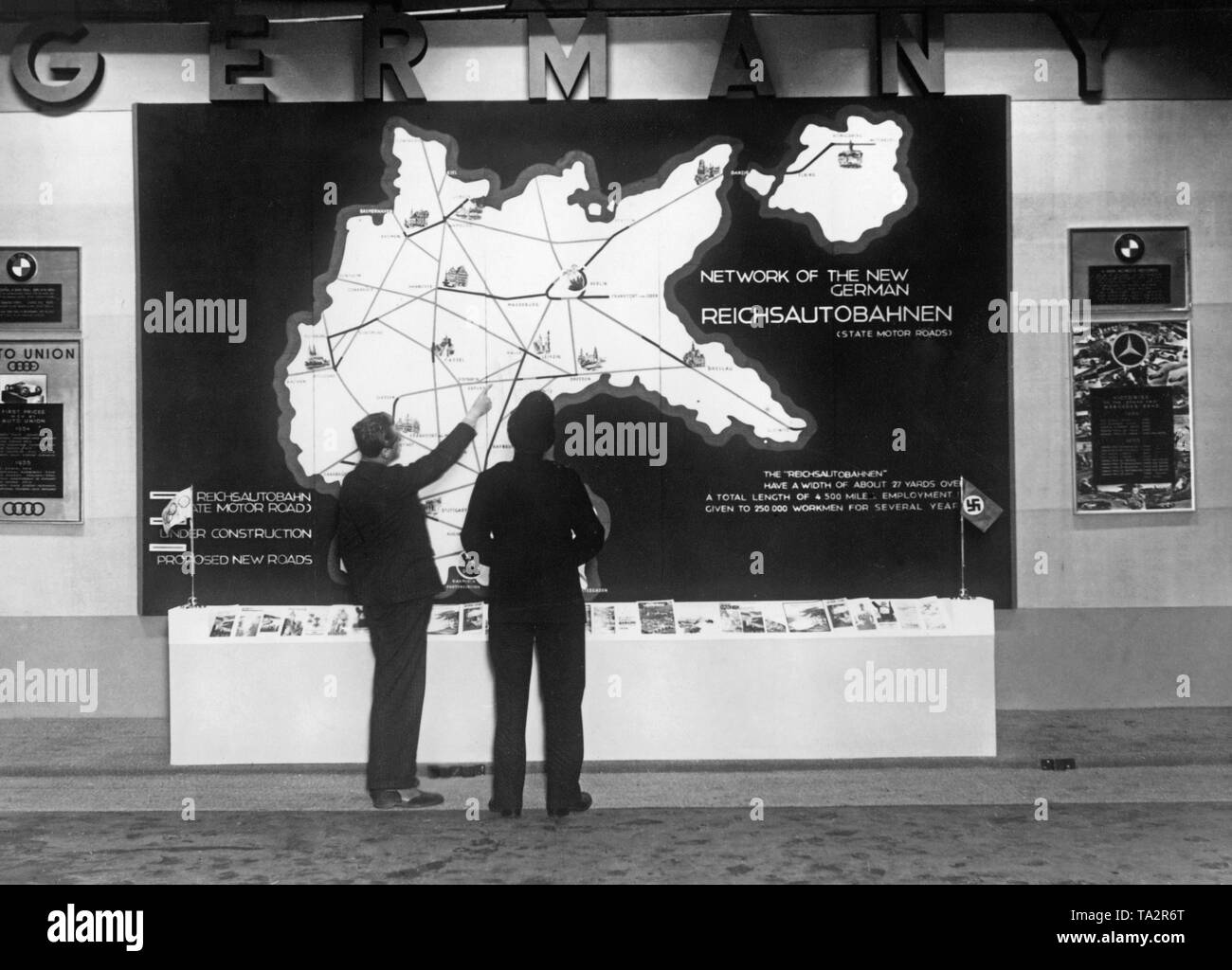 L'Reichsbahnzentrale für den deutschen Reiseverkehrwill présente une carte générale du réseau autoroutier allemand sur leur stand au Salon de l'auto à l'Olympia de Londres. Banque D'Images