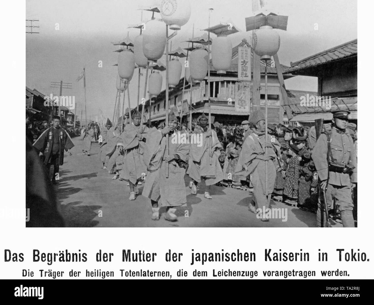 Cortège funèbre lors des funérailles de la mère de l'Impératrice Shoken japonais. Un groupe d'hommes précèdent la procession avec lanternes traditionnelles pour les morts. Banque D'Images