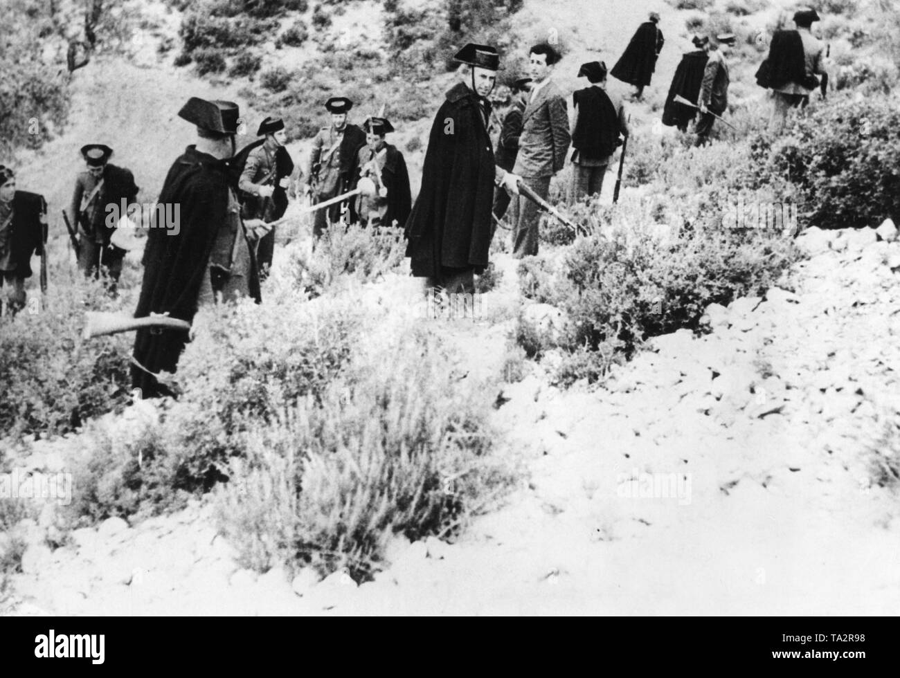 Des soldats de la Garde civile, une unité de police paramilitaire (rejoints plus tard Franco), sont à la recherche de gauche et caché derrière des armes après une émeute paysanne dans le voisinage du village d'Bevolte près de Yeste, la région d'Albacete, Castille-La Manche. Auparavant, des groupes de paysans armés était révolté et attaqué des fermes privées le 14 juin 1936 (un mois avant la guerre civile). Dans les combats avec la Guardia Civil, 24 agriculteurs ont été tués et 100 blessés. La Guardia a perdu un soldat. Banque D'Images