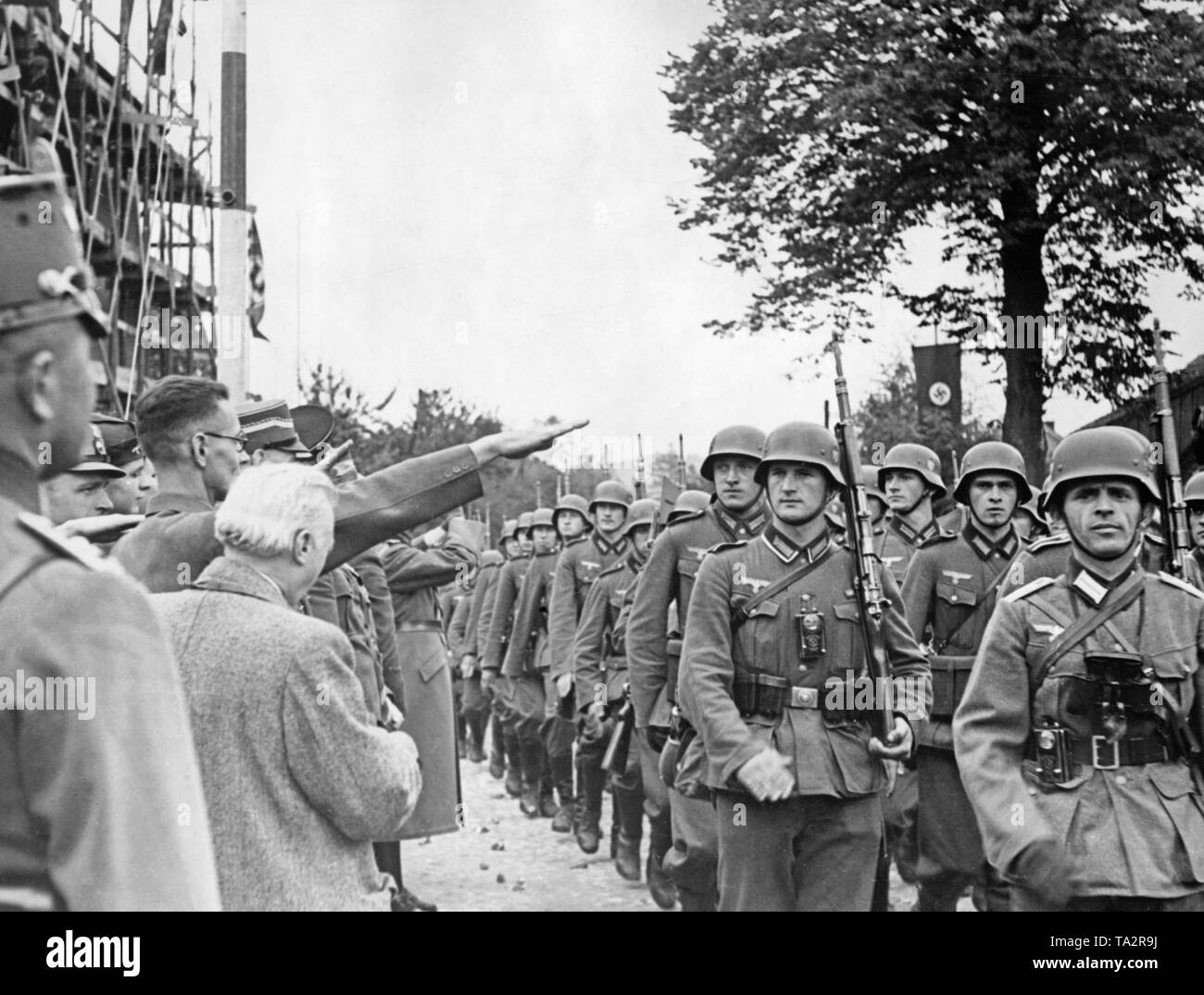 Les troupes allemandes franchissent la frontière à German-Czechoslovak ancien Ebersbach / Georgswalde (aujourd'hui Jirikov) le 2 octobre 1938. Les gens saluer les soldats avec le salut nazi. Banque D'Images