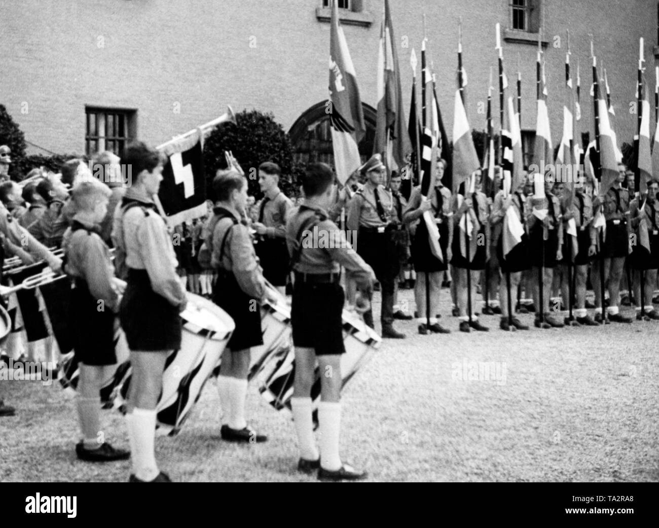 Scène du film : Les membres du Deutsches Jungvolk à la consécration d'un drapeau dans la prison de Landsberg, où Hitler était en prison en 1924. Banque D'Images