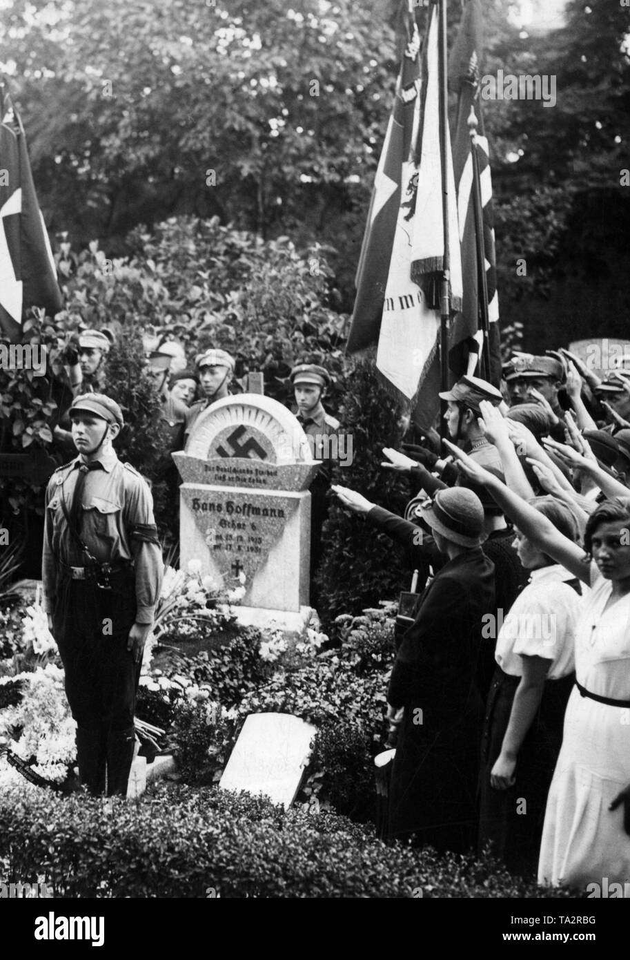 À l'instruction Alter Garnisonfriedhof à la Hasenheide à Berlin-Neukoelln Columbiadamm, une pierre commémorative a été consacrée à l'Hitlerjunge, Hans Hoffmann, qui a été tué sur le Lausitzer Platz dans Kreuzberg le 17 août. Banque D'Images