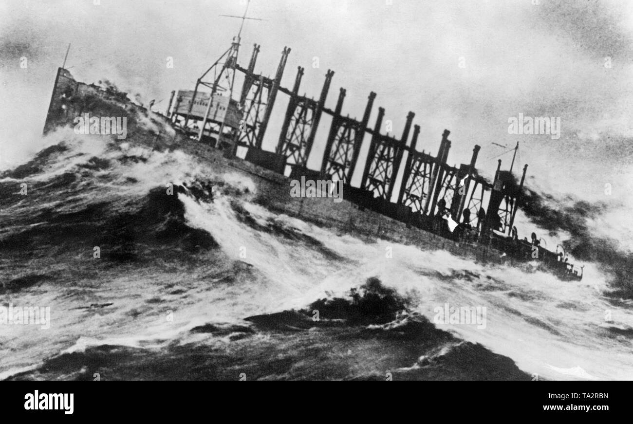 L 'Jason', un transporteur de charbon de la Marine américaine, dans une mer formée. Banque D'Images L 'Jason', un transporteur de charbon de la Marine américaine, dans une mer formée. Banque D'Images