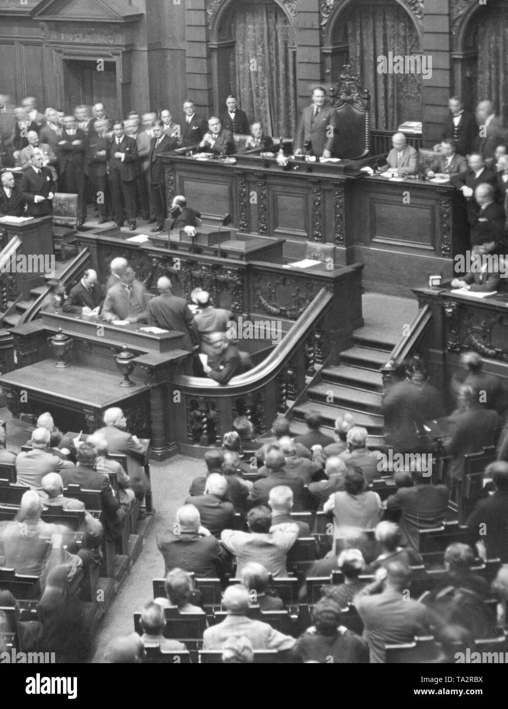 Président du Reichstag Hermann Goering (ci-dessus) ouvre la première session du Reichstag après des élections du Reichstag en juillet. Le chancelier Franz von Papen (sur la gauche, en face du gouvernement établi), a présenté une motion de censure, qui a été adopté par une majorité écrasante. Banque D'Images