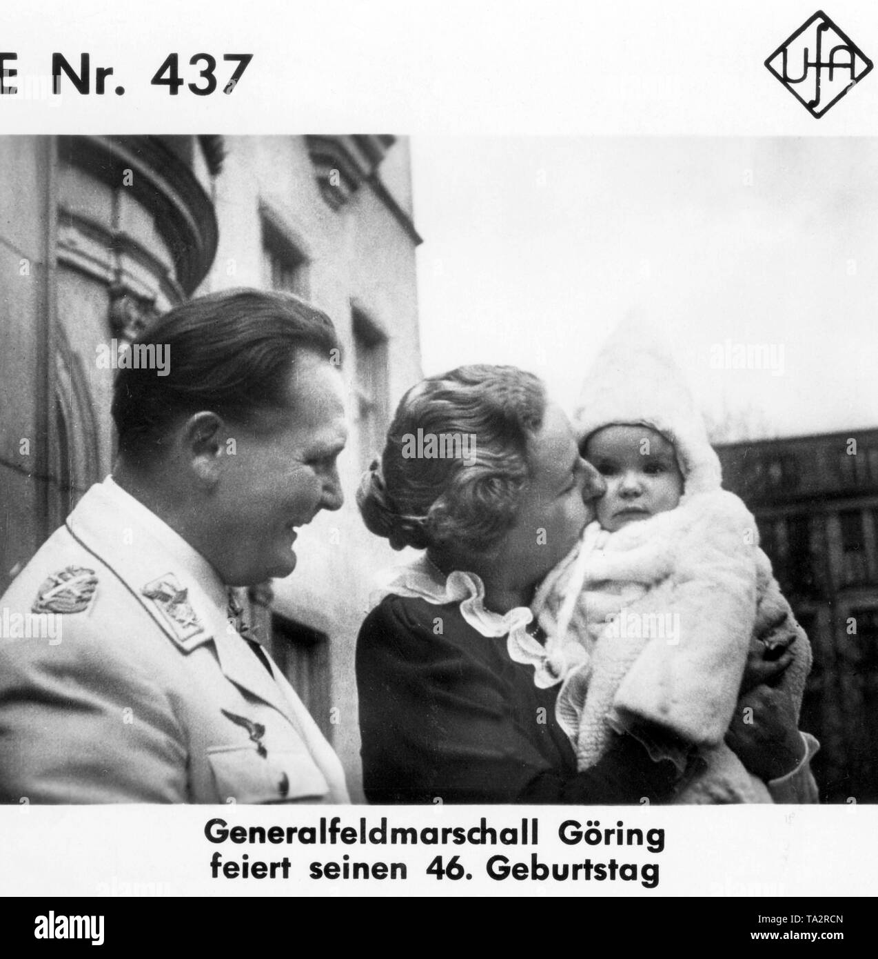 Hermann Goering Emmy avec sa femme et sa fille Edda sur une photo prise sur son 46e anniversaire en face de sa maison à la Leipziger Platz à Berlin. Banque D'Images
