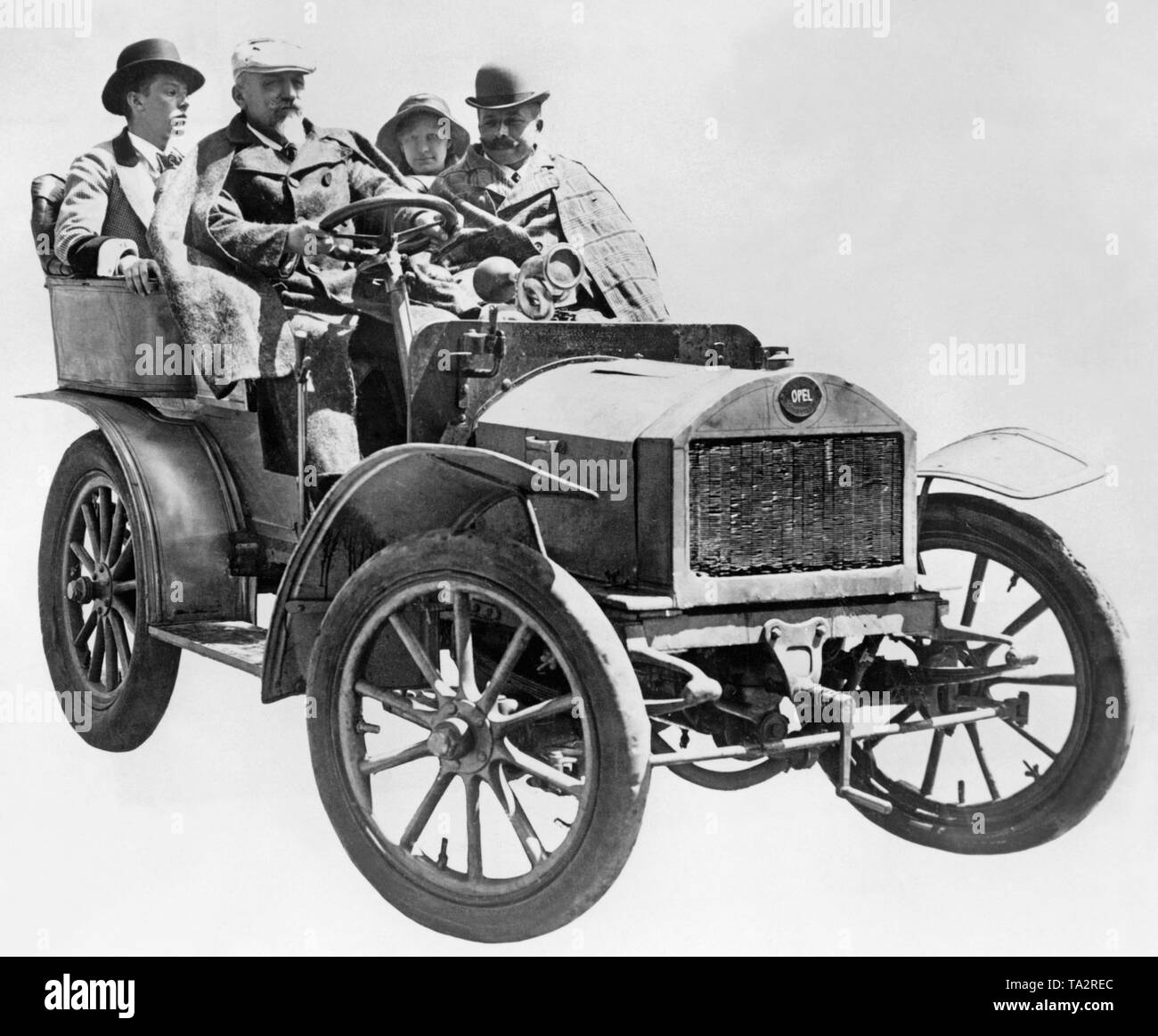 Rouler dans une Opel 10/12 PS, le premier dessin ou modèle indépendant de l'Adam Opel AG Banque D'Images