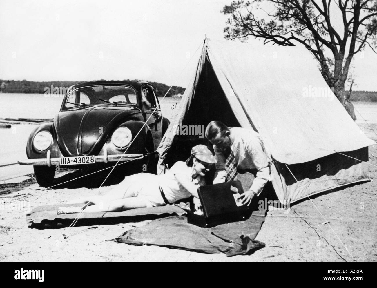 La propagande nazie photo. Un couple avec Ponderosa et radio portable en camping. Banque D'Images