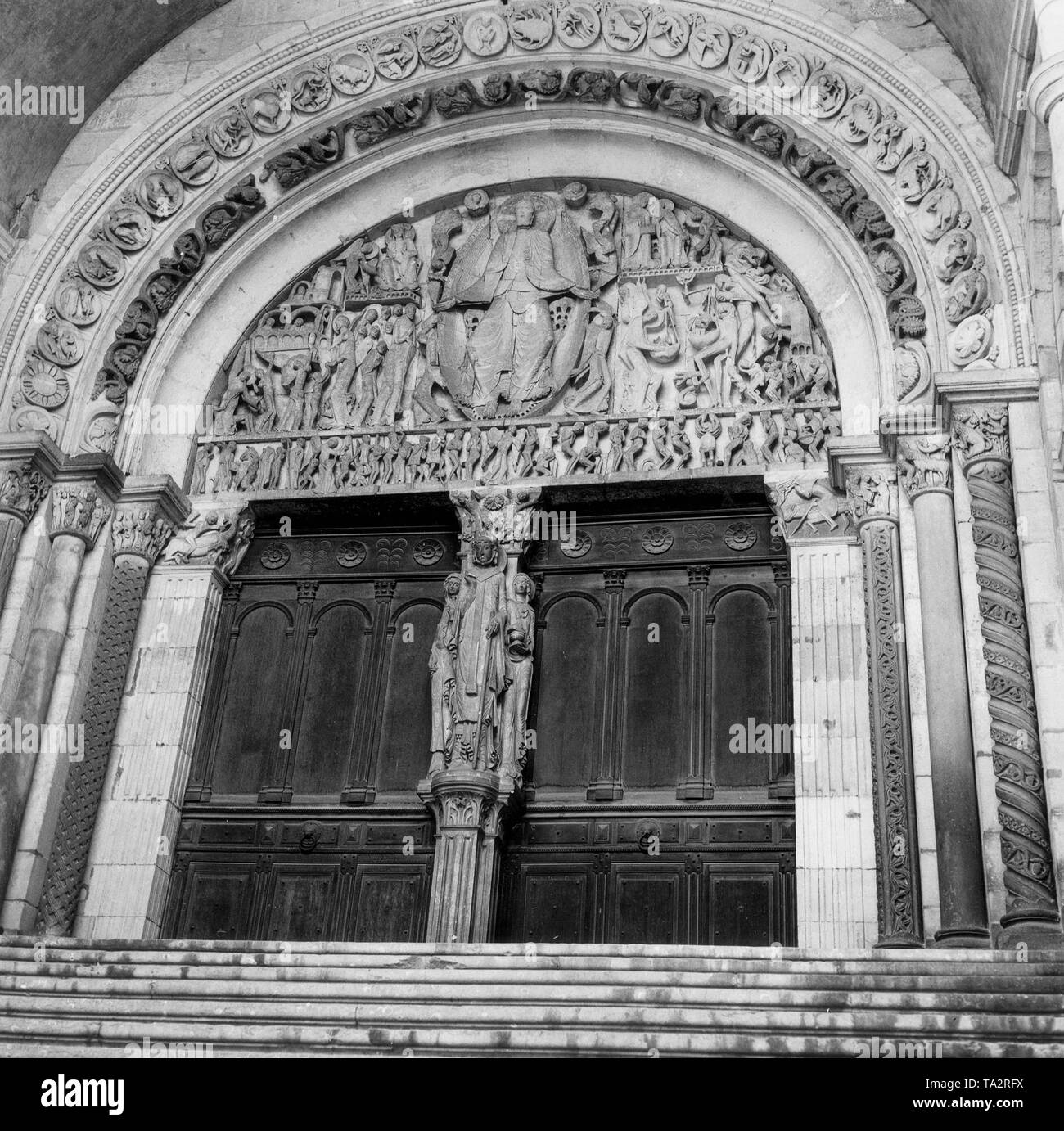 Le tympan du portail central de la Cathédrale Saint Lazare d'Autun représente le Jugement Dernier. C'est l'une des plus célèbres sculptures romanes d'Europe. Il a été créé et signé par l'artiste Gislebertus en 1130. Au milieu il y a le Christ dans une mandorle intronisé en tant que juge du monde, au-dessous de lui les damnés. Banque D'Images