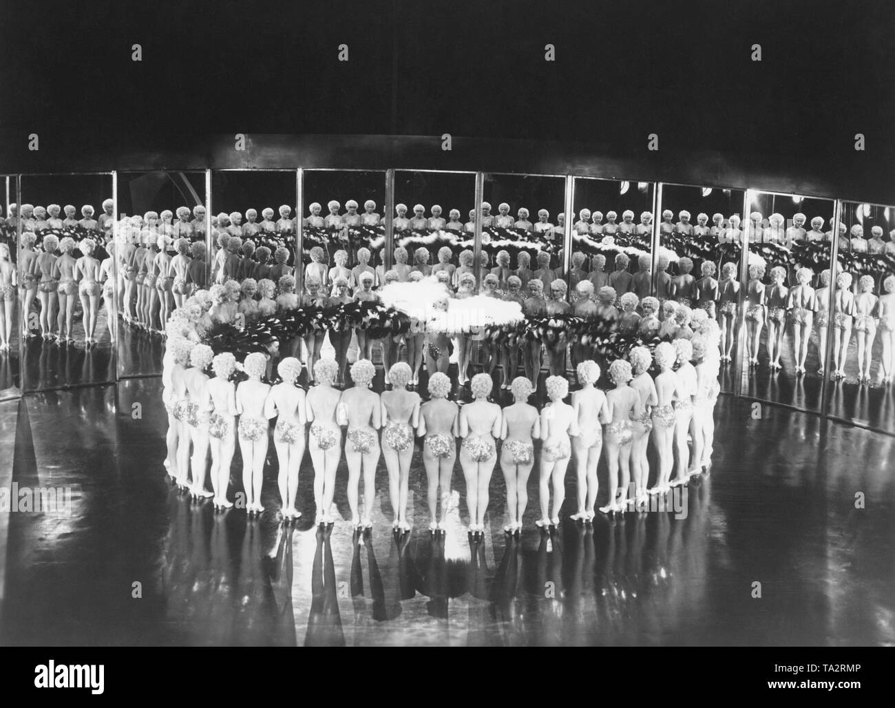 Scène de la revue 'Der film tanzende Traum". La revue film est similaire à la comédie musicale, l'opérette et le film de danse. Le terme fait référence à l'allemand et autrichien de la danse et de la musique de films. Caractéristiques de la revue film sont la lumière du spectacle et la danse et numéros musicaux récurrents, la plupart des succès contemporains. Dans certains cas, la revue est un film tourné le théâtre musical. Photo non datée, probablement du 30s ou 40s. Banque D'Images