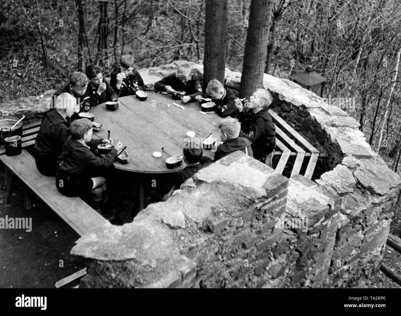 Les membres de la Deutsches Jungvolk manger dehors à un HJ L'auberge de jeunesse. Banque D'Images