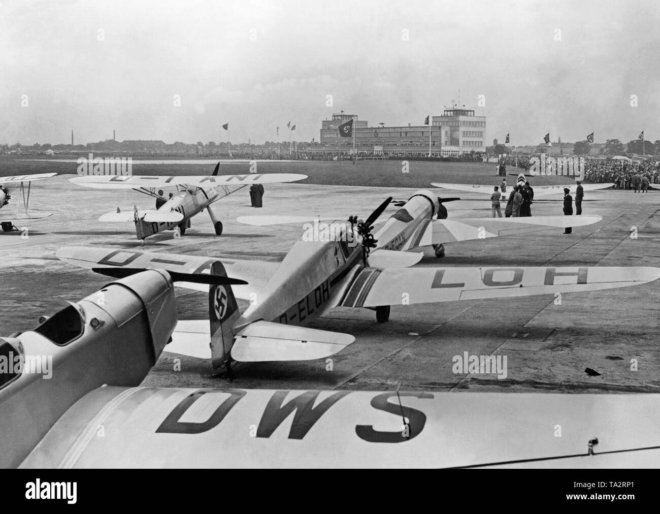 Les Championnats de voltige aérienne allemande, qui ont été gagnés par Wilhelm Stoer, prend place à l'aéroport Oberwiesenfeld à Munich. De nombreux spectateurs assistent à l'événement. Banque D'Images