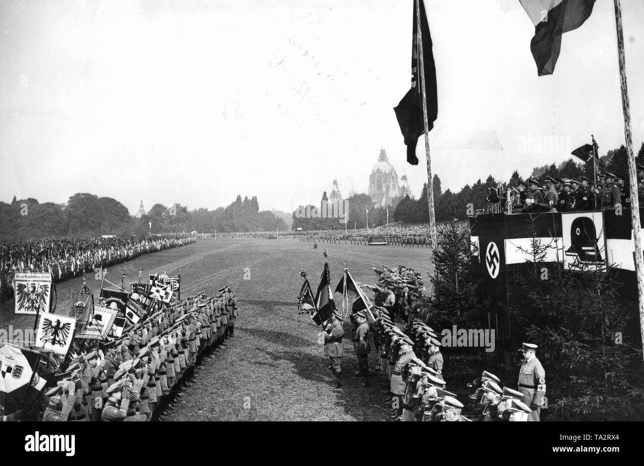 Vue sur la marche de l'Stahlhelm au leader du Reich à Hanovre. Sur la droite, sur le stand VIP, leader Franz Seldte. Dans l'arrière-plan, la nouvelle mairie de Hanovre. Banque D'Images