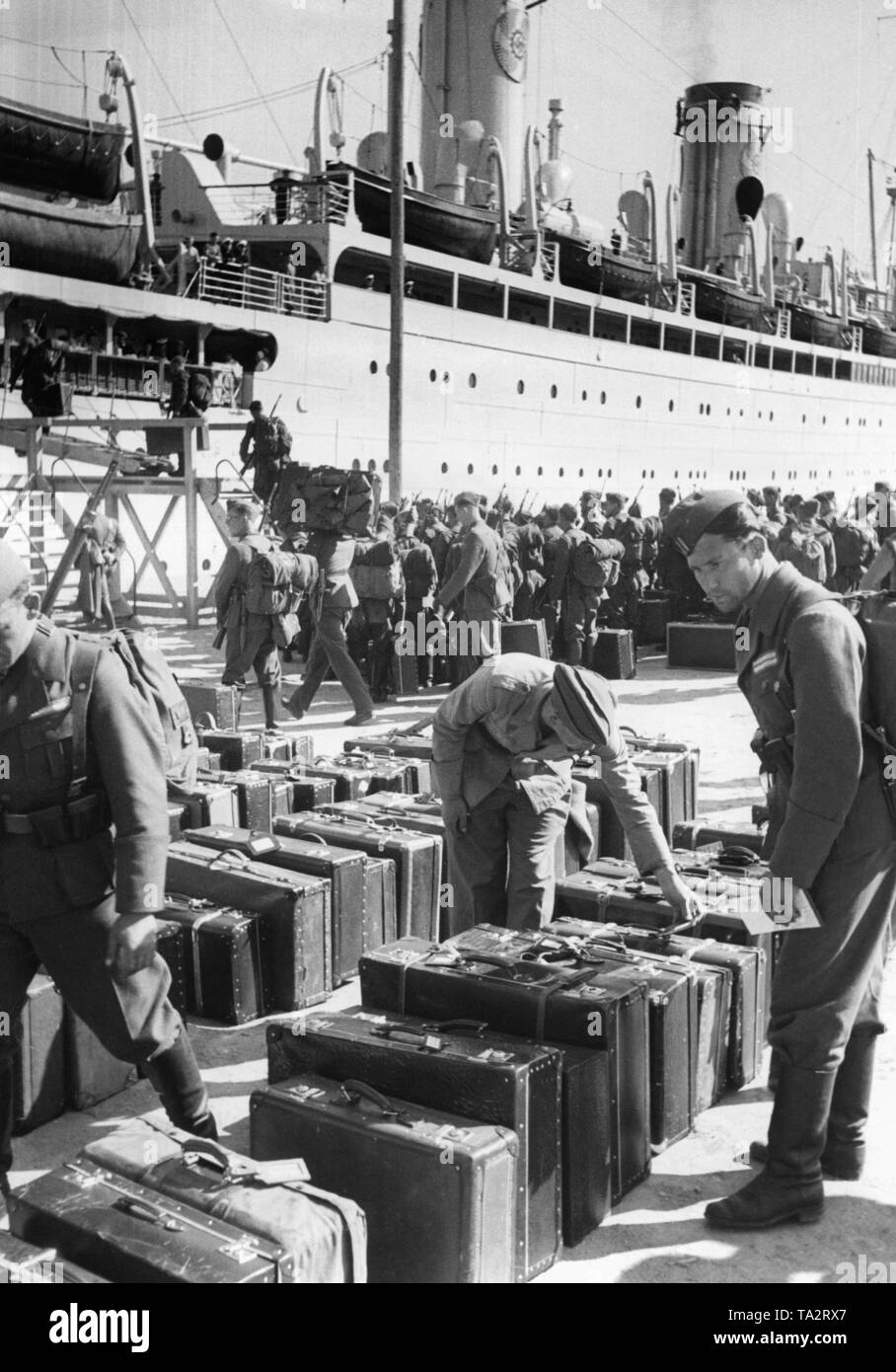 Photo de soldats allemands de la légion Condor pendant leur voyage de retour au quai dans le port de Vigo, Galice le 30 mai 1939. Dans le fond, la Kraft durch Freude ('force par la joie") (vapeur flotte KdF-), 'l'Allemand' ('Bremer Vulkan', 1924, 'Sierra précédemment Morena'), qui était de prendre les combattants espagnols accueil. À l'avant, l'assurance des soldats. Banque D'Images