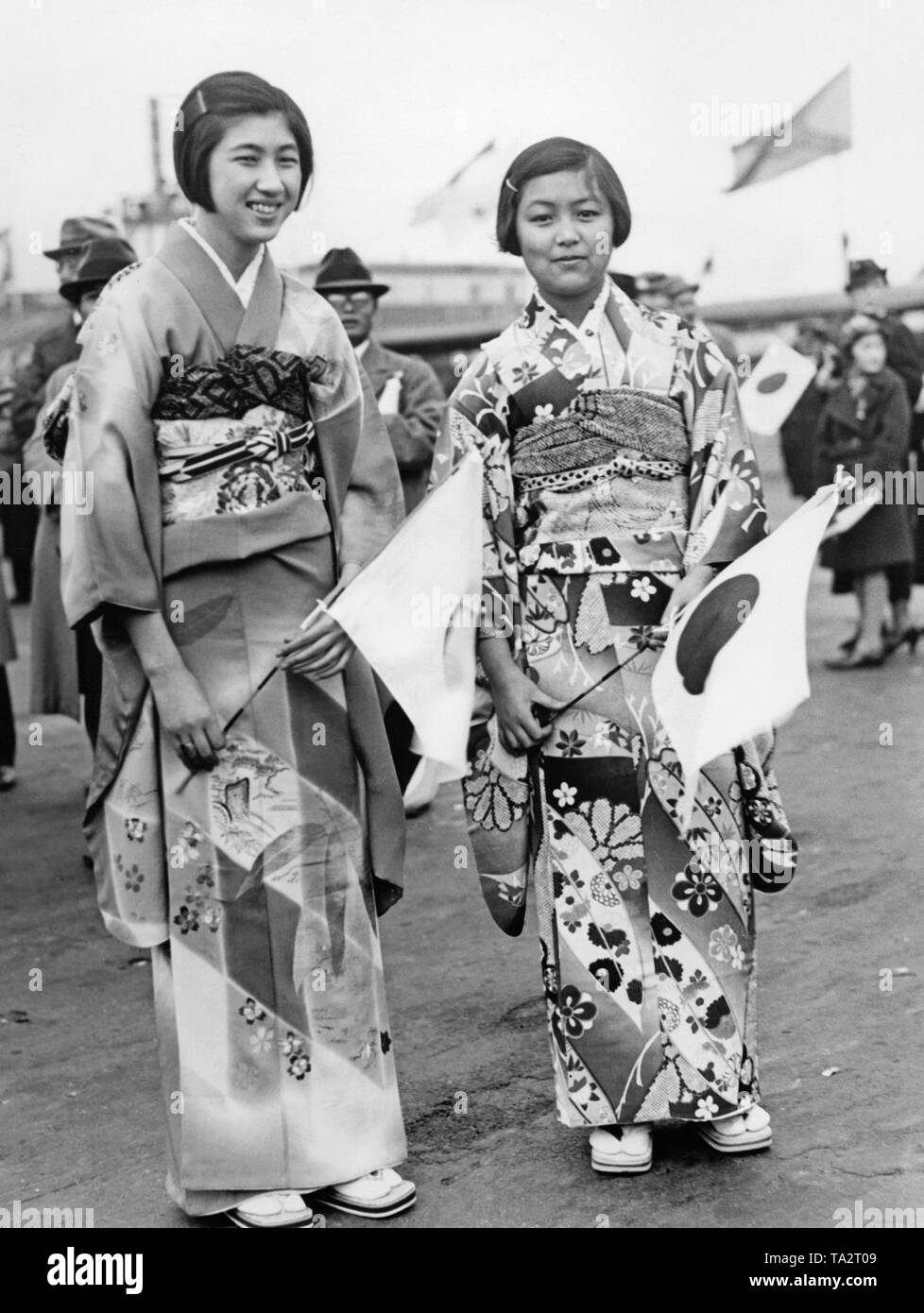 Deux jeunes femmes en kimono japonais avec des drapeaux nationaux. Banque D'Images