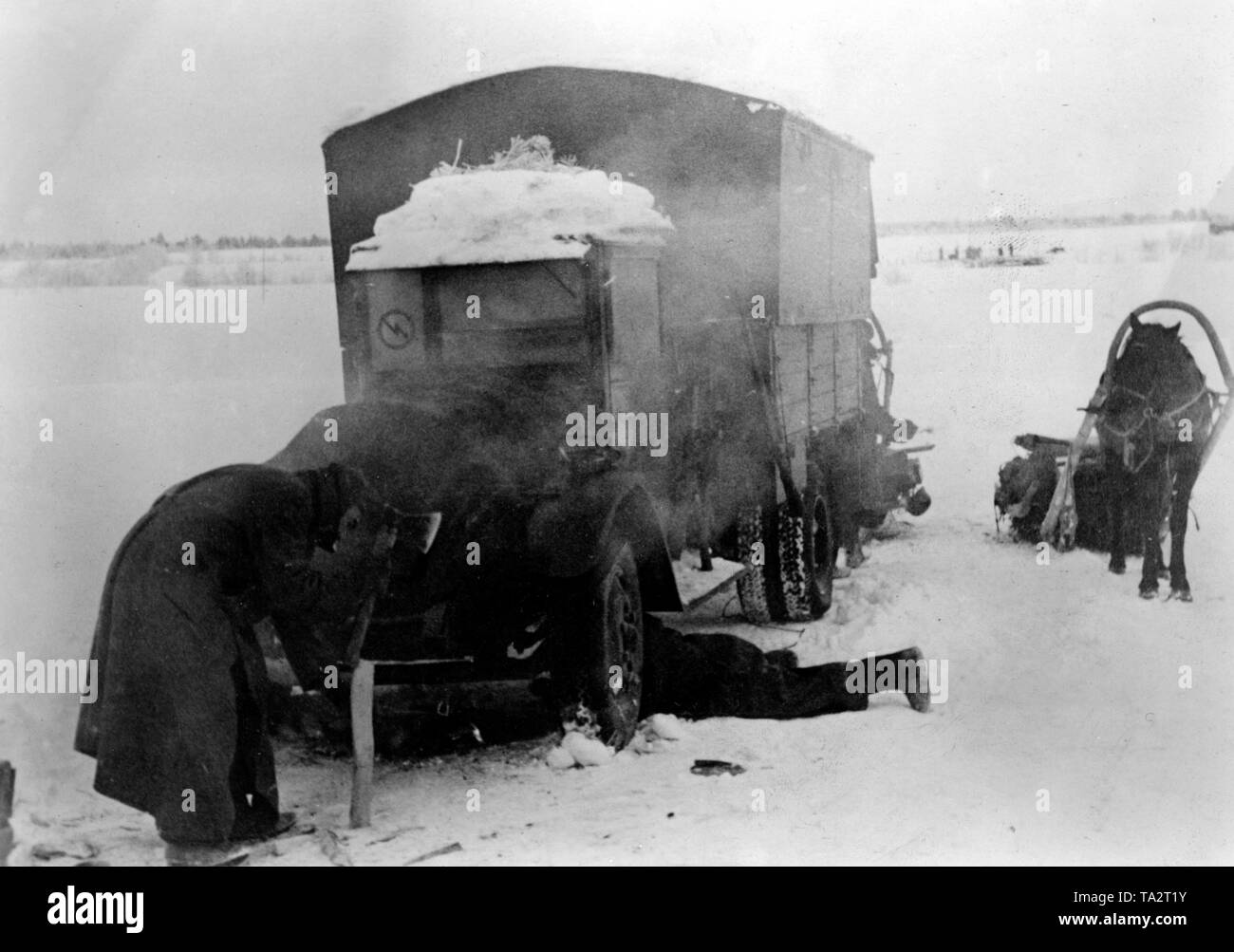 À des températures très inférieures à 0, les soldats tentent de réparer un camion bloqué (probablement une ZIS-5 soviétique). Photo de l'entreprise de propagande (PK) : correspondant de guerre Beissel. Banque D'Images