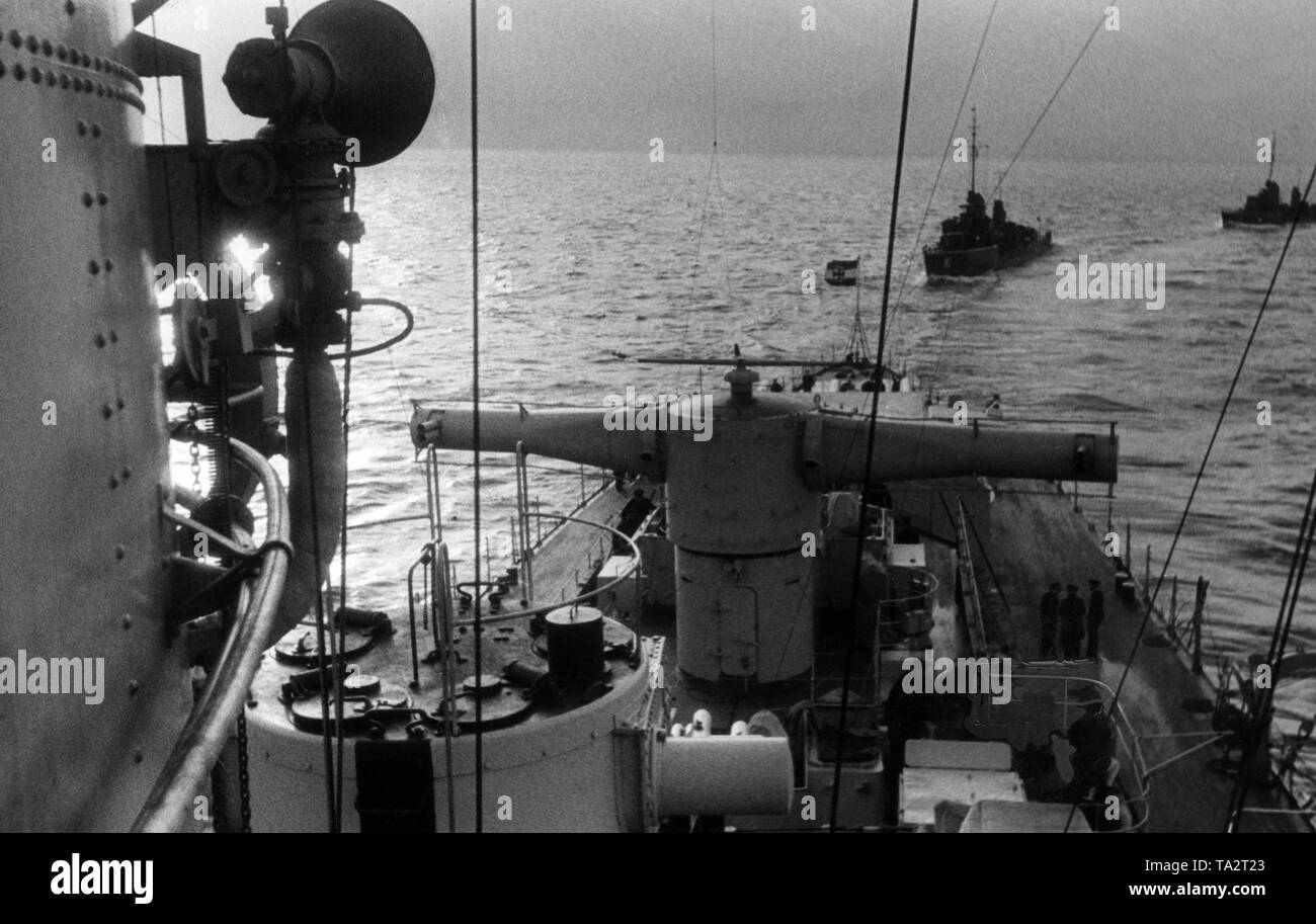 La photo montre un manoeuvres navales de la Reichsmarine (Marine), la photo a été prise (probablement) à partir de l'étranger à bord d'un destroyer. Dans l'arrière-plan sont deux torpilleurs. Dans cette photo, en bas à droite, une arme à feu avait été retouchées. Certains marins sont debout autour d'une étrange tache sombre. Banque D'Images