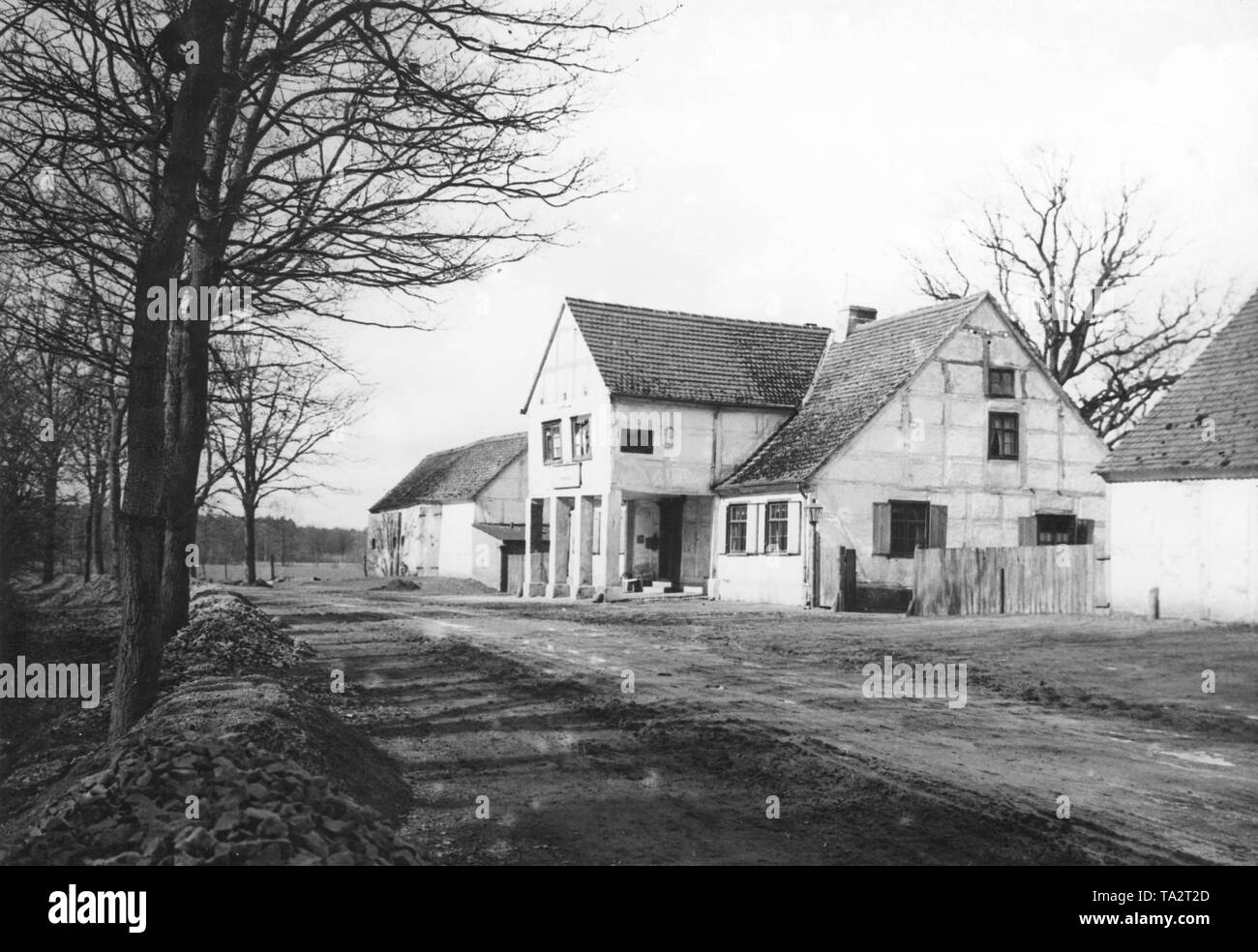 Le restaurant Schwanenkrug à Berlin Spandau avec l'ancienne auberge et pergola. Banque D'Images