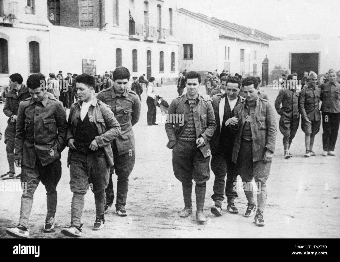 Photo d'un groupe de soldats capturés qui ont déjà combattu du côté des républicains à Salamanque, Castille et Leon, Espagne, pendant la guerre civile espagnole (1936-1939). Les gardiens ne peuvent pas être vus. Les soldats portent des vestes, culottes, Uniformes et chaussures coton simple avec chanvre tressé seul (soi-disant) espadrilles. Banque D'Images