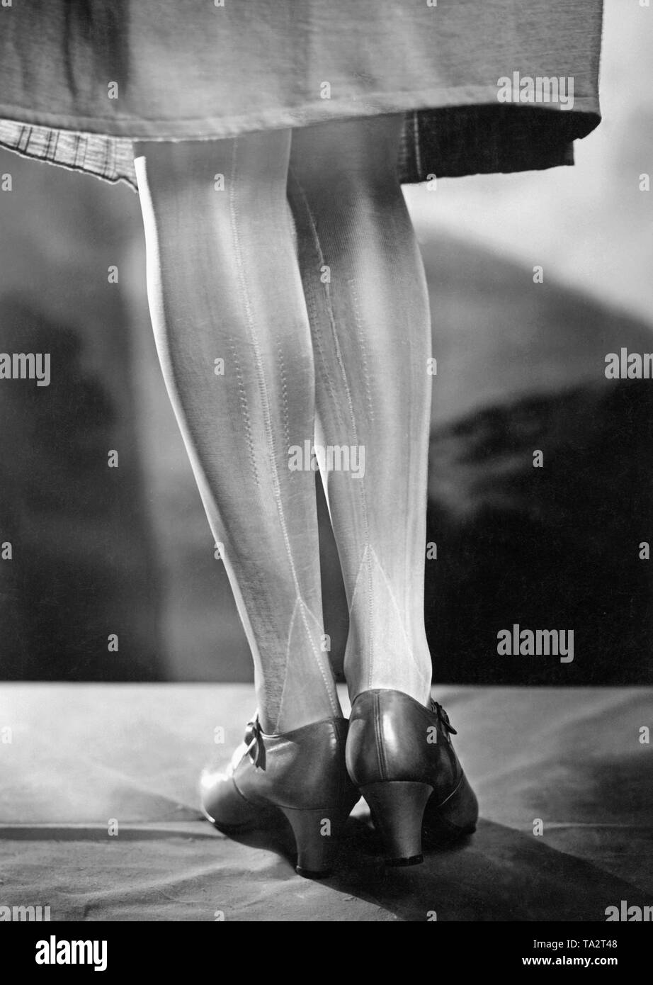 Femme avec bas de soie et des souliers à talon fermé Photo Stock - Alamy