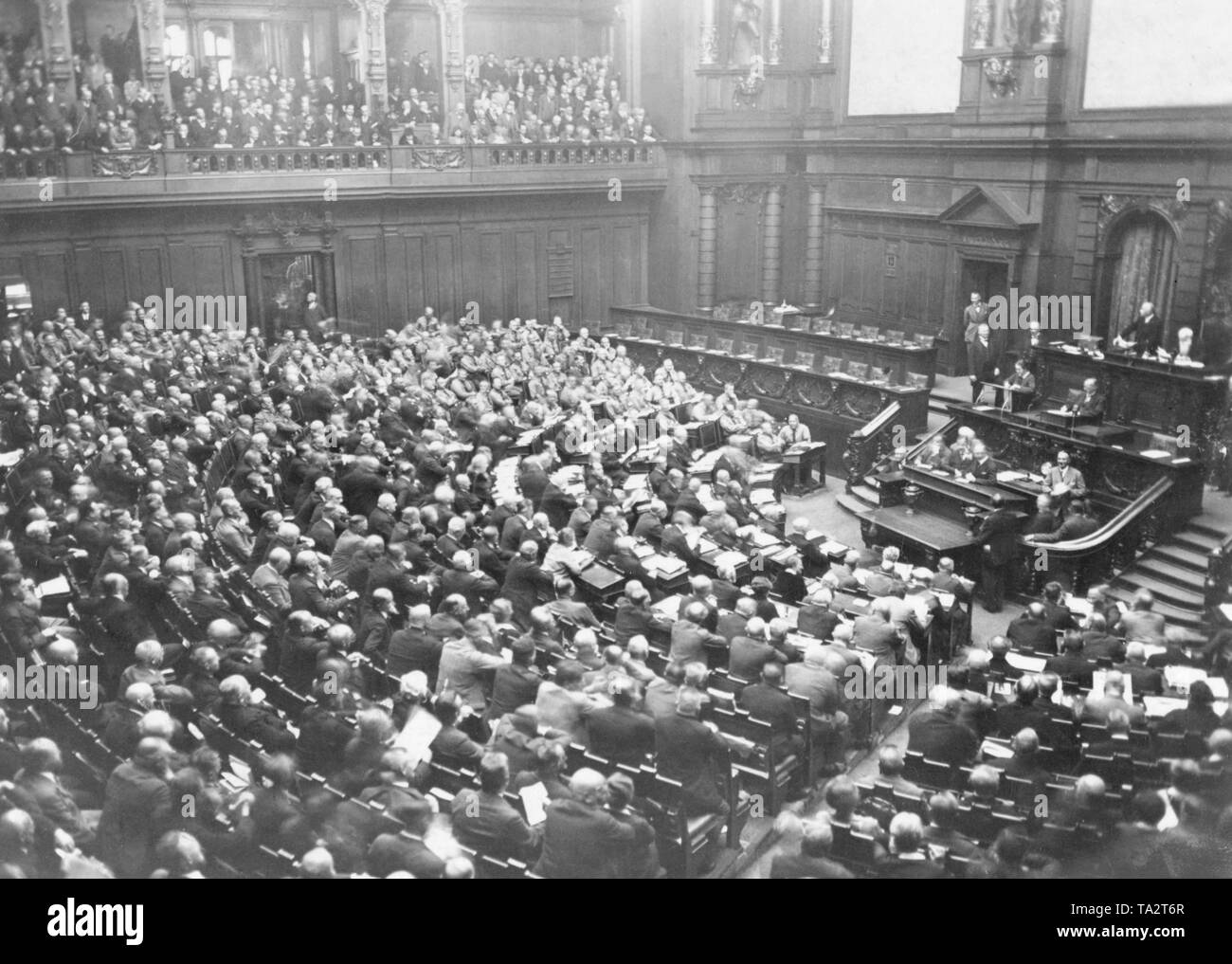 Après les élections de septembre 1930 forcé, le Reichstag nouvellement constitué s'est réuni pour la première session, un mois plus tard. Alterspraesident (président en fonction de l'ancienneté) a tenu a ouvert la réunion, à gauche dans l'image dans leur brownshirts, les 107 députés de la NSDAP. Banque D'Images